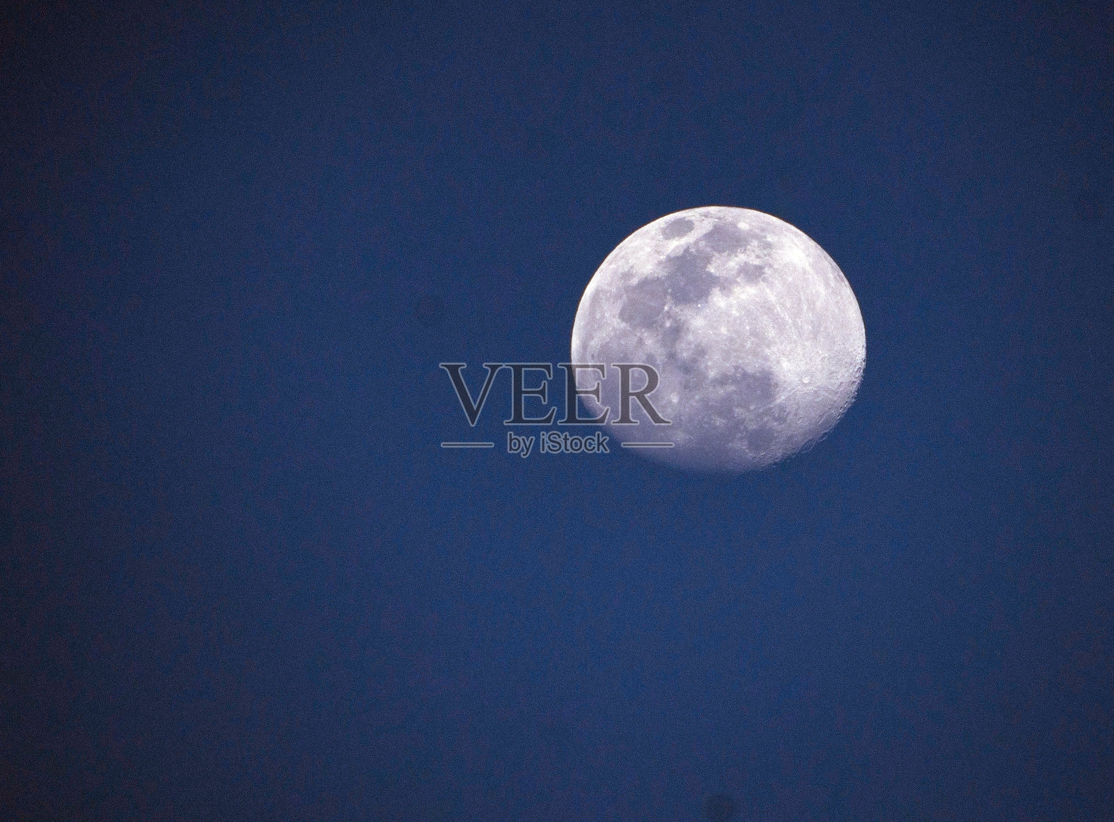 深蓝色天空中的满月照片摄影图片