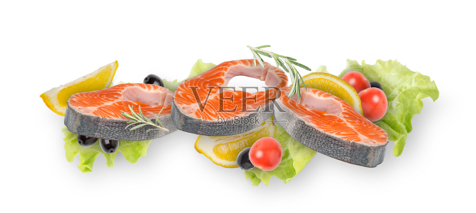 白色背景上的新鲜鲑鱼排和绿色蔬菜。照片摄影图片