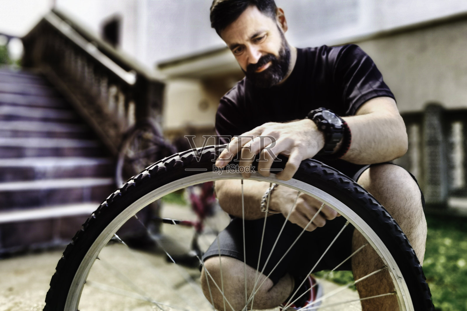 DIY修理自行车的人照片摄影图片