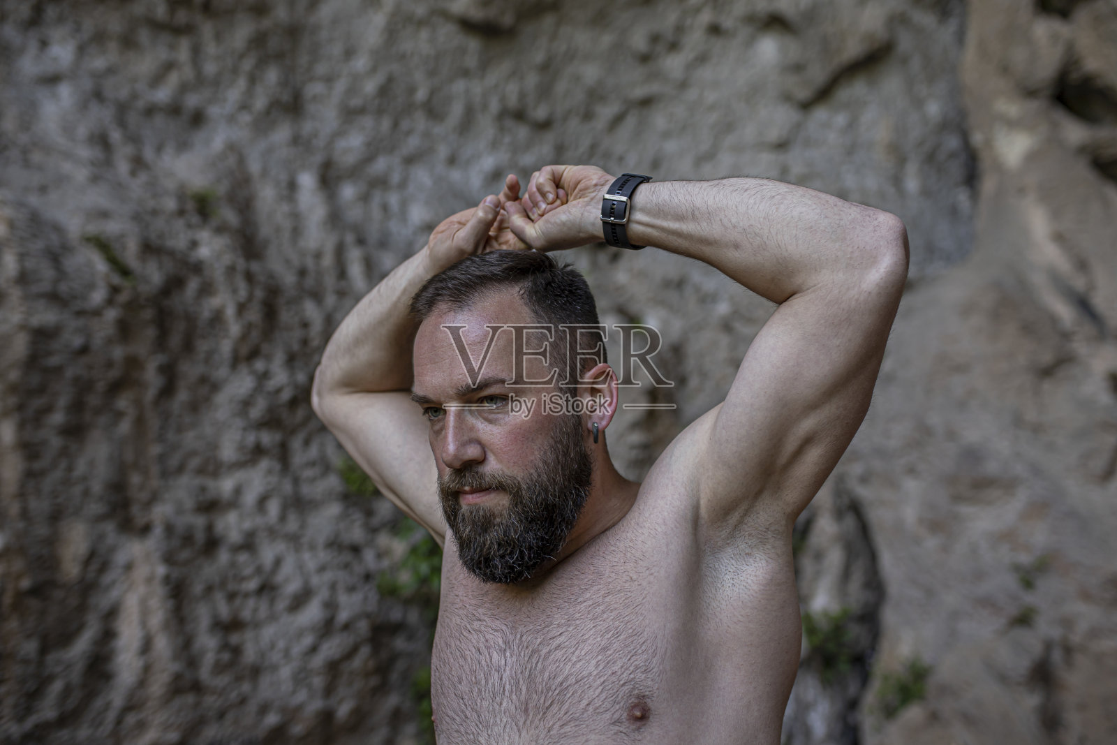 帅哥在攀岩前伸展手臂照片摄影图片