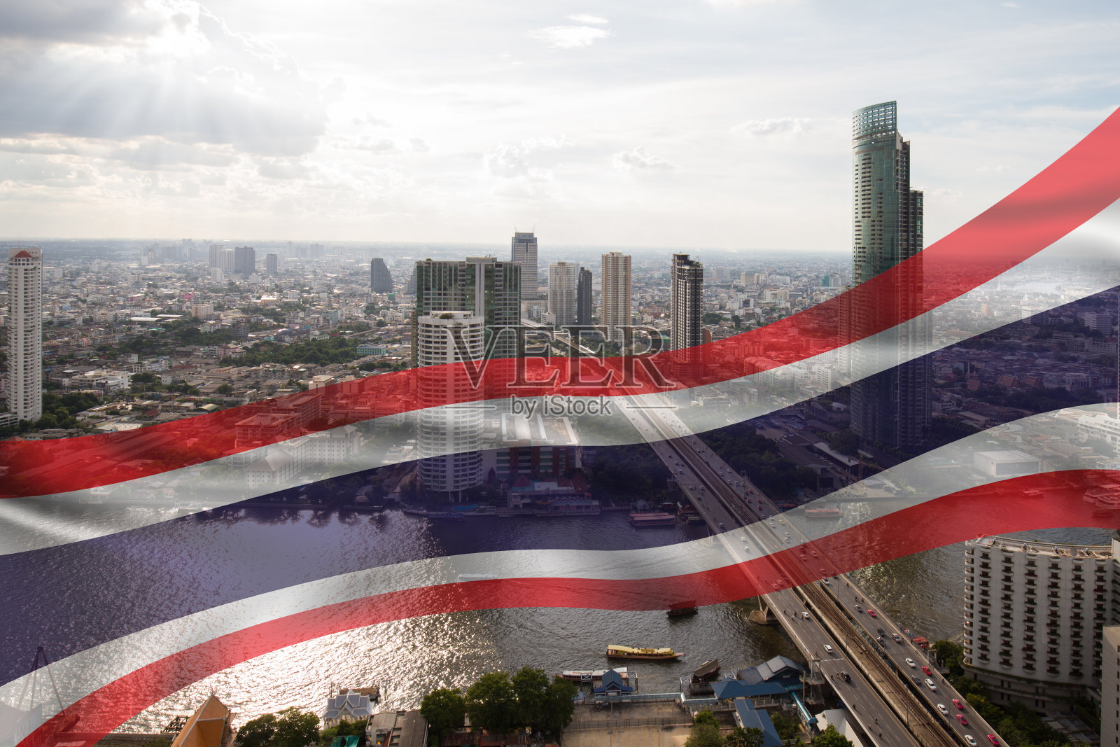 透明的泰国国旗飘扬在曼谷城市背景之上，俯视图照片摄影图片