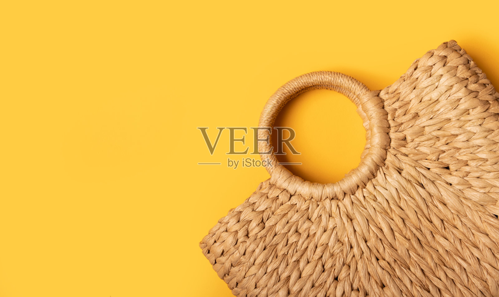 柳条稻草或藤妇女的环保袋在黄色的背景细节。平放俯视图。旅游概念夏季背景照片摄影图片