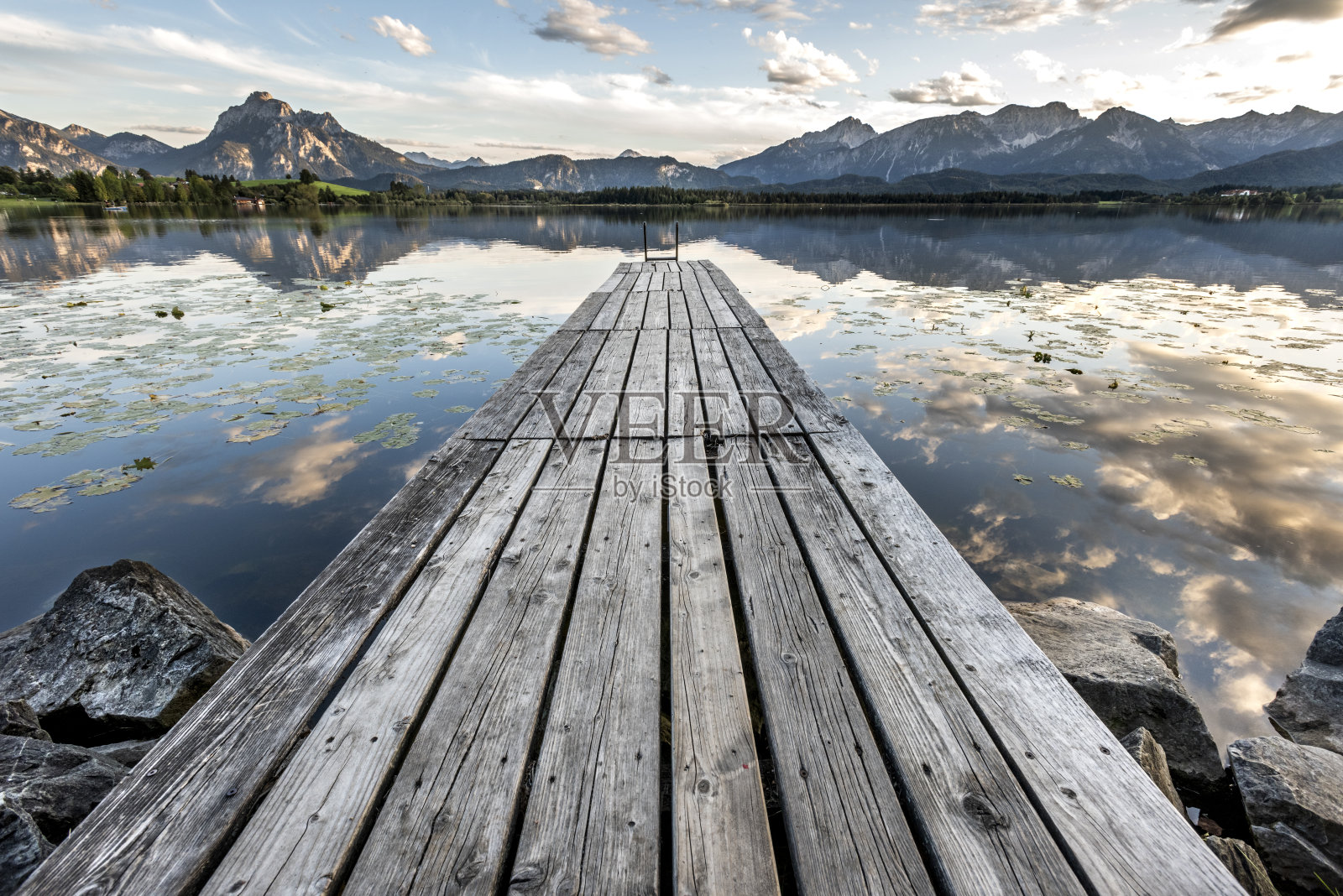 木制的码头在湖与山脉日落照片摄影图片