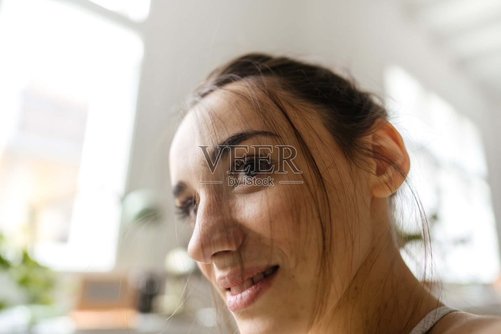 一个长雀斑的女人的肖像照片摄影图片