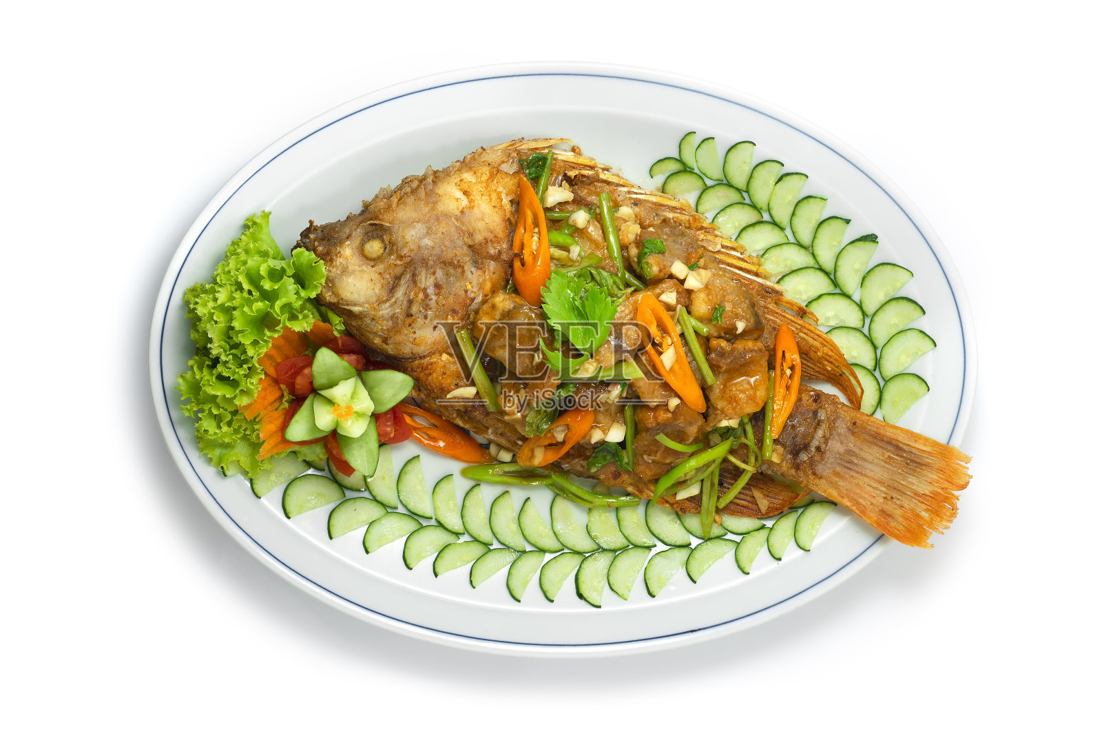 炸鱼炒芹菜亚洲风味烹调油炸主食装饰黄瓜照片摄影图片