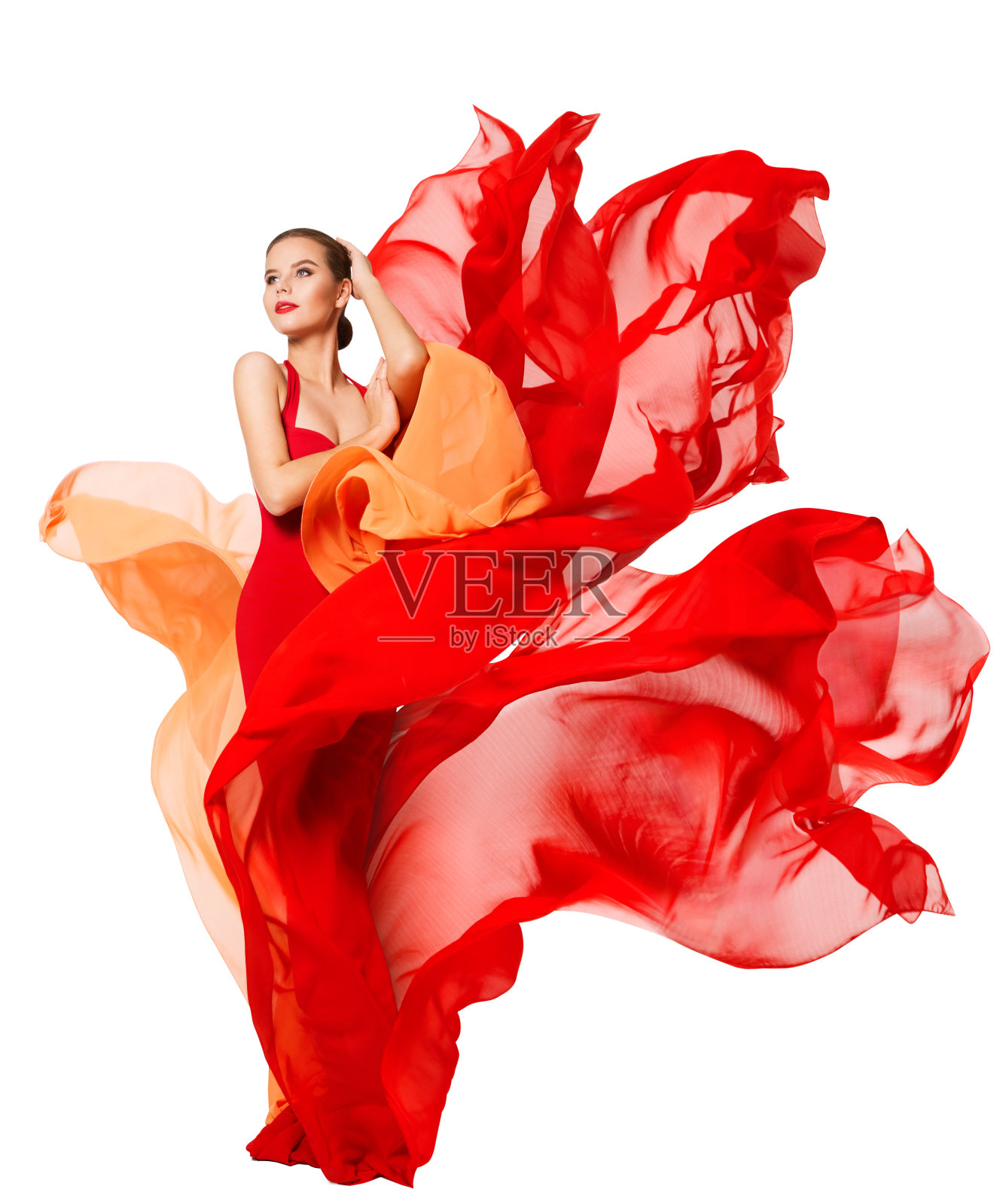 舞动的红裙如火焰般飘动，飘逸的丝绸，美丽的时尚模特在艺术色彩的织物上的白色照片摄影图片