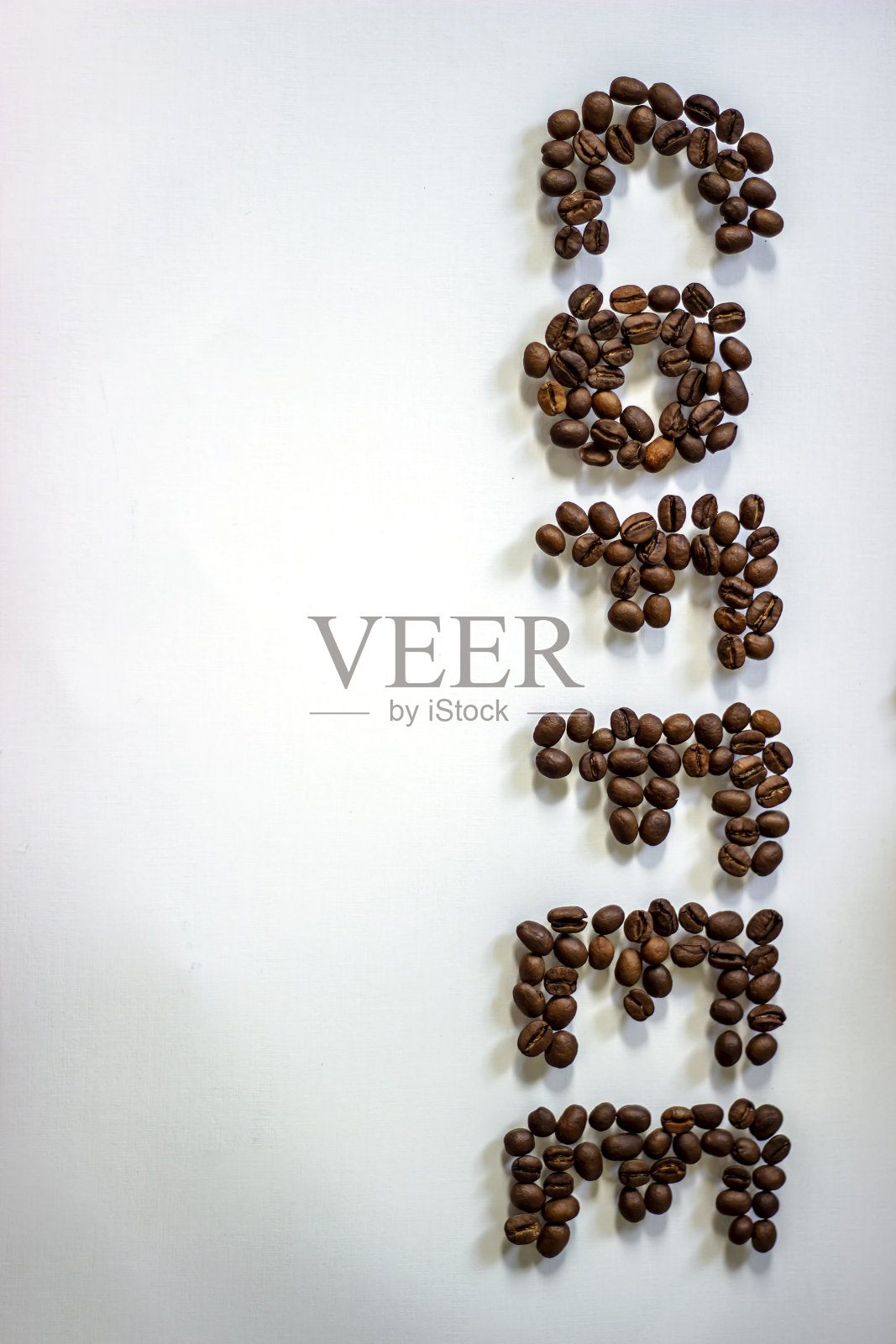 用咖啡豆制成的咖啡。照片摄影图片