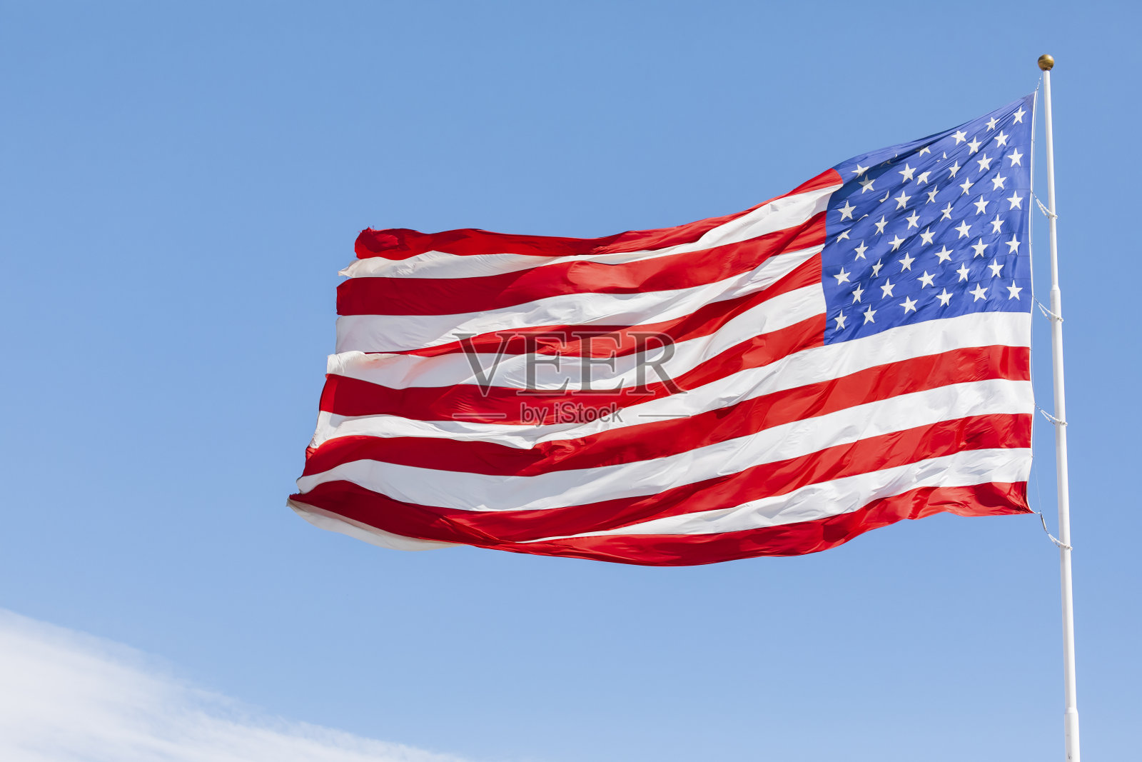 在风中飘扬的美国国旗照片摄影图片