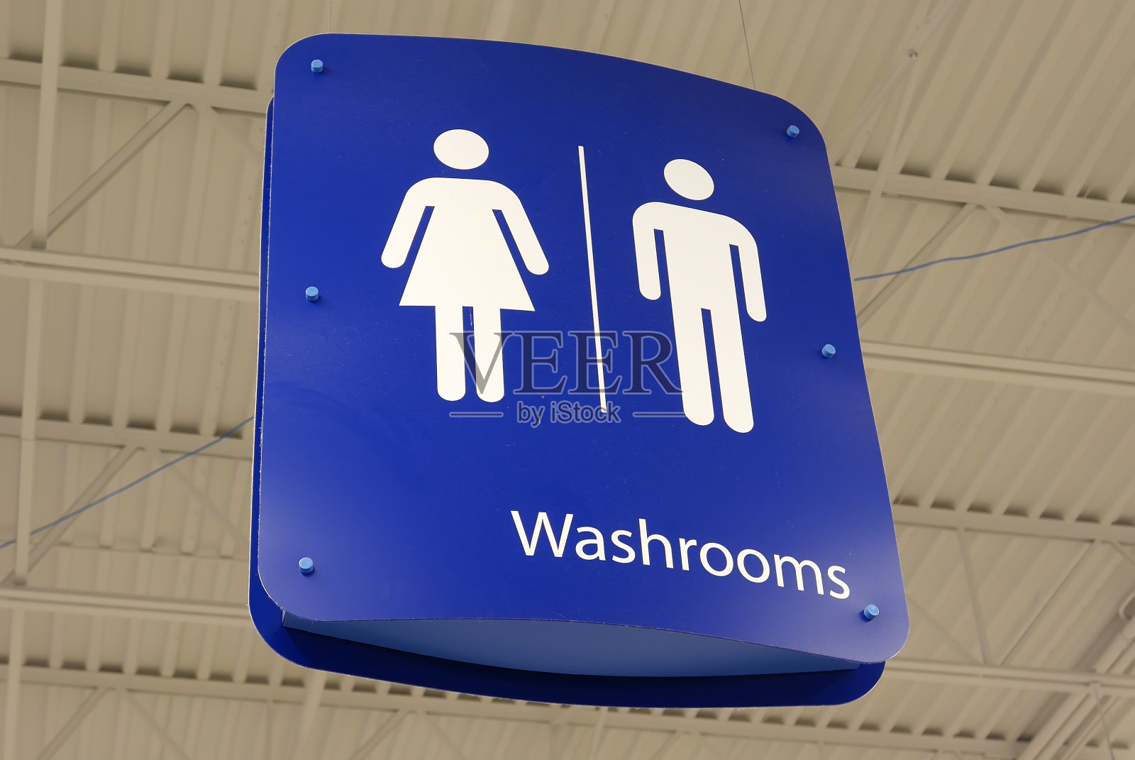 男厕所和女厕所的标志挂在屋顶上照片摄影图片