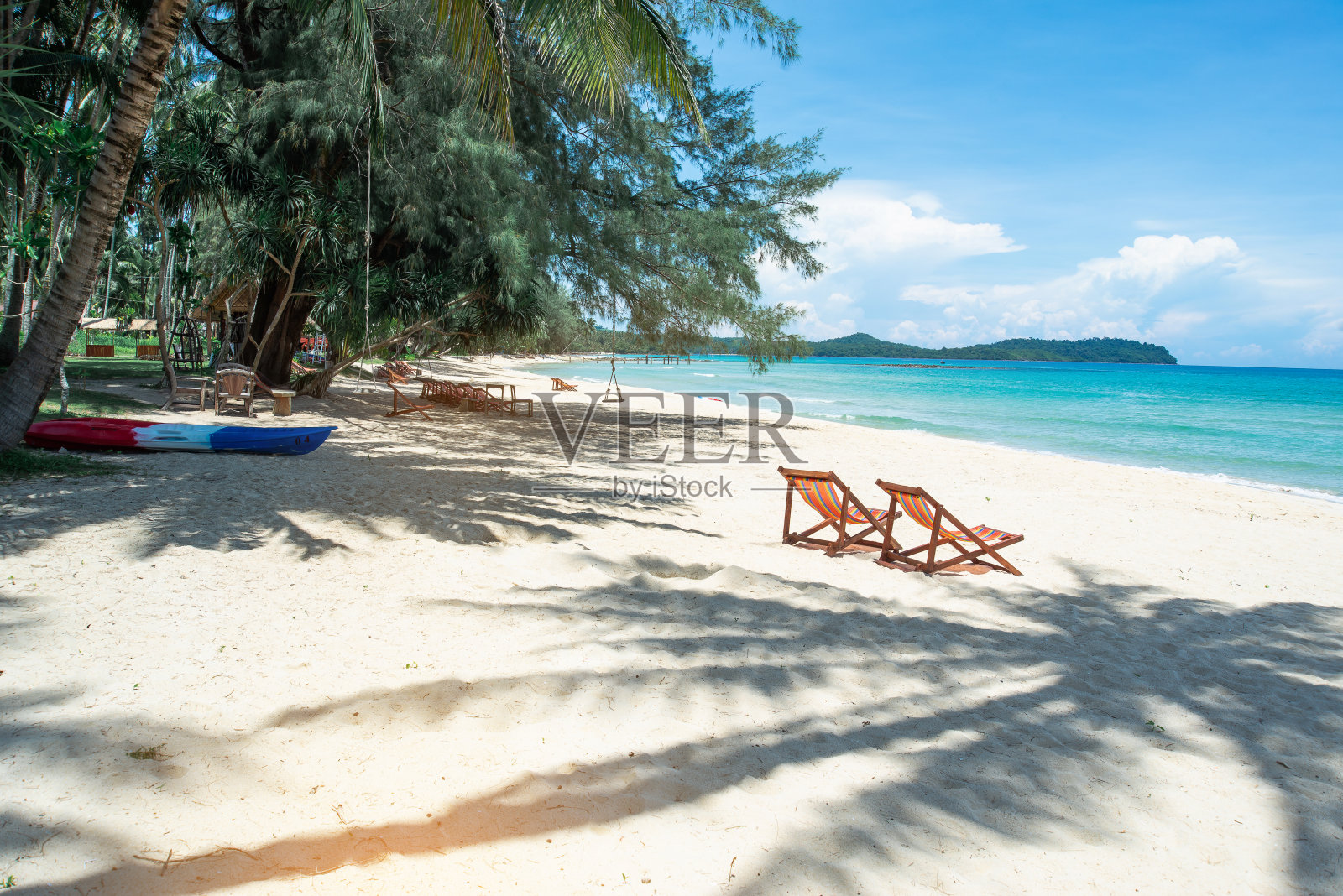 热带海滩上的两把椅子，夏季，旅游，假期和假日概念照片摄影图片