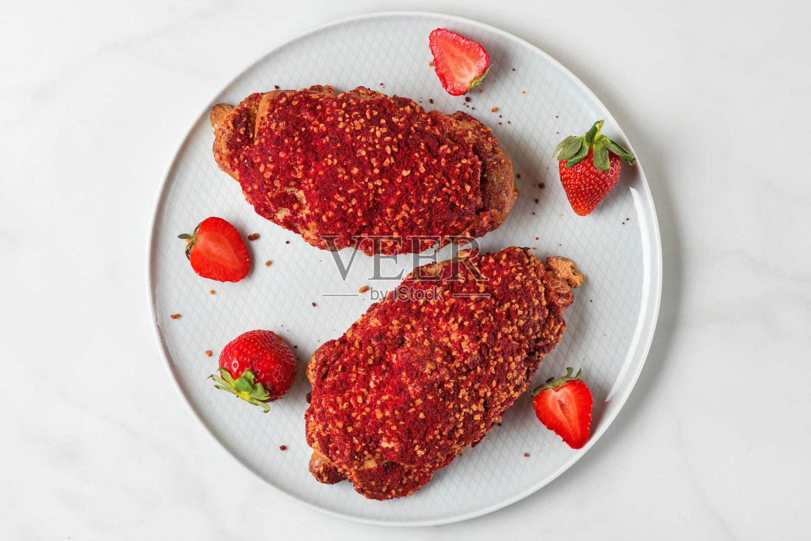 配有浆果酱和新鲜草莓的牛角面包放在白色大理石背景的盘子里照片摄影图片