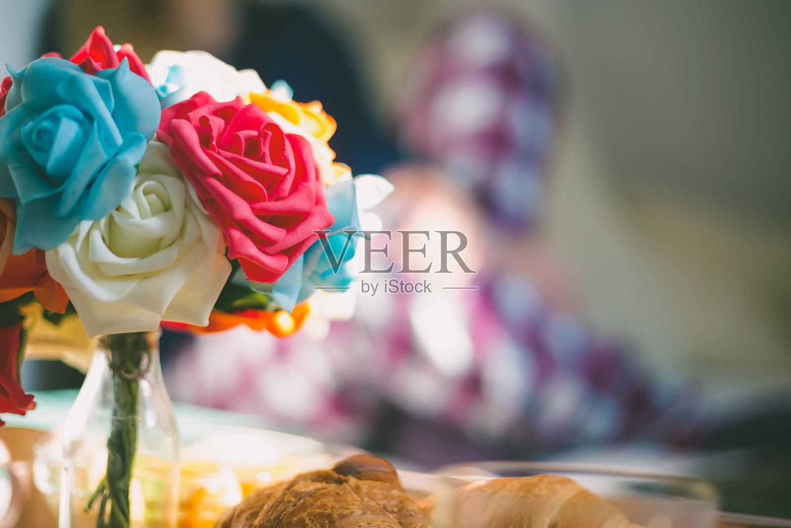 浪漫的情人节早餐在床上，托盘上新鲜的羊角面包和红玫瑰。早上好概念。照片摄影图片