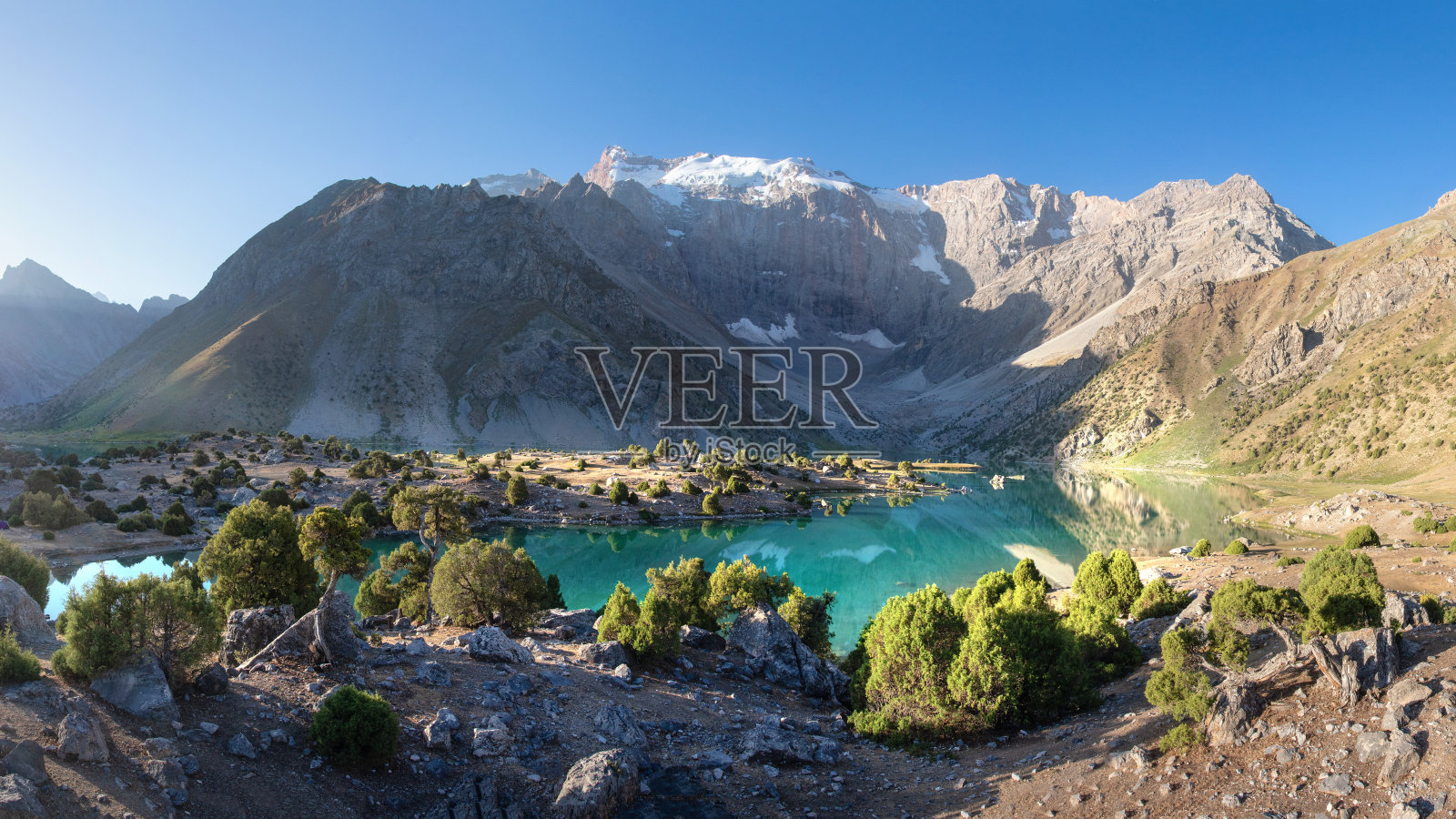 美丽的范山全景。塔吉克斯坦范山中的Alaudin湖照片摄影图片