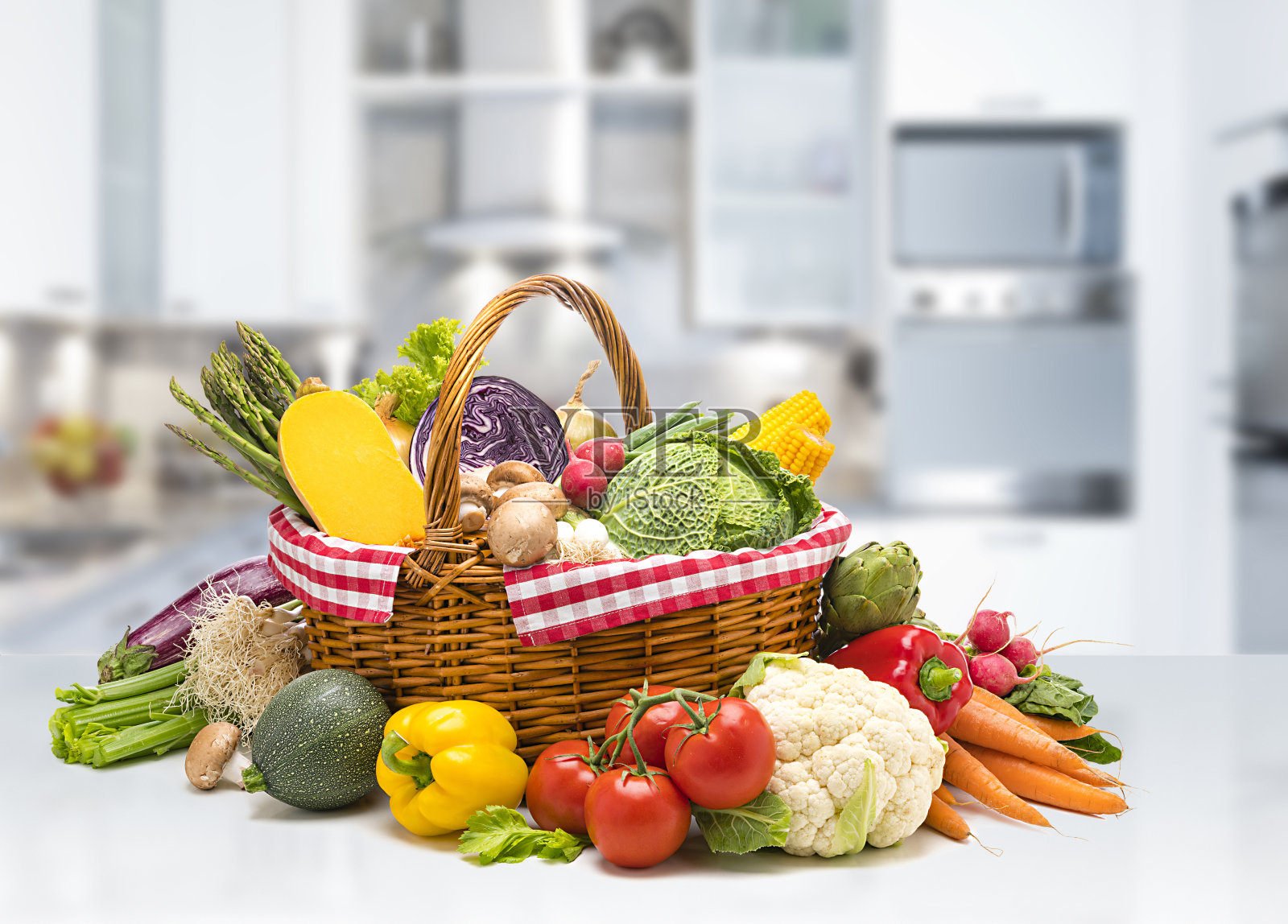 健康新鲜的有机蔬菜放在厨房柜台上的篮子里照片摄影图片
