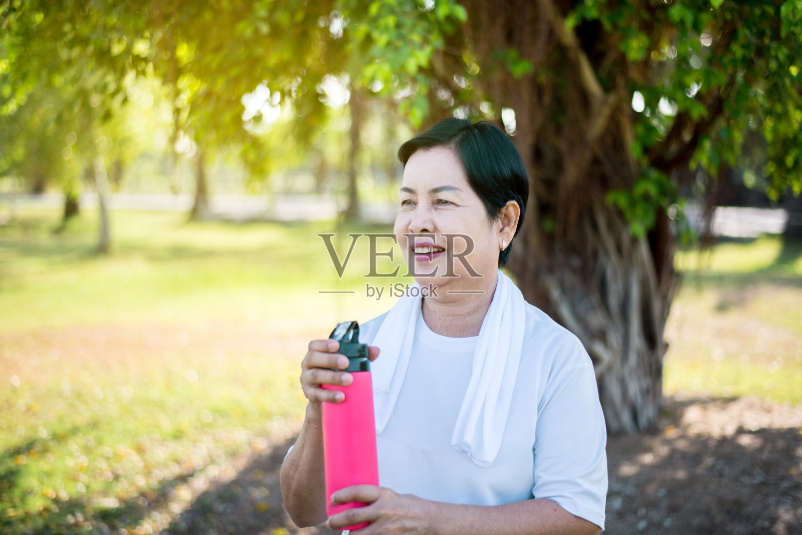 亚洲老年妇女饮水休息后在公园锻炼，健康老年妇女的概念照片摄影图片