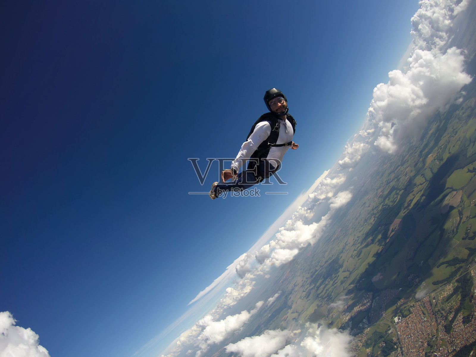 跳伞者与云自由跳跃。照片摄影图片