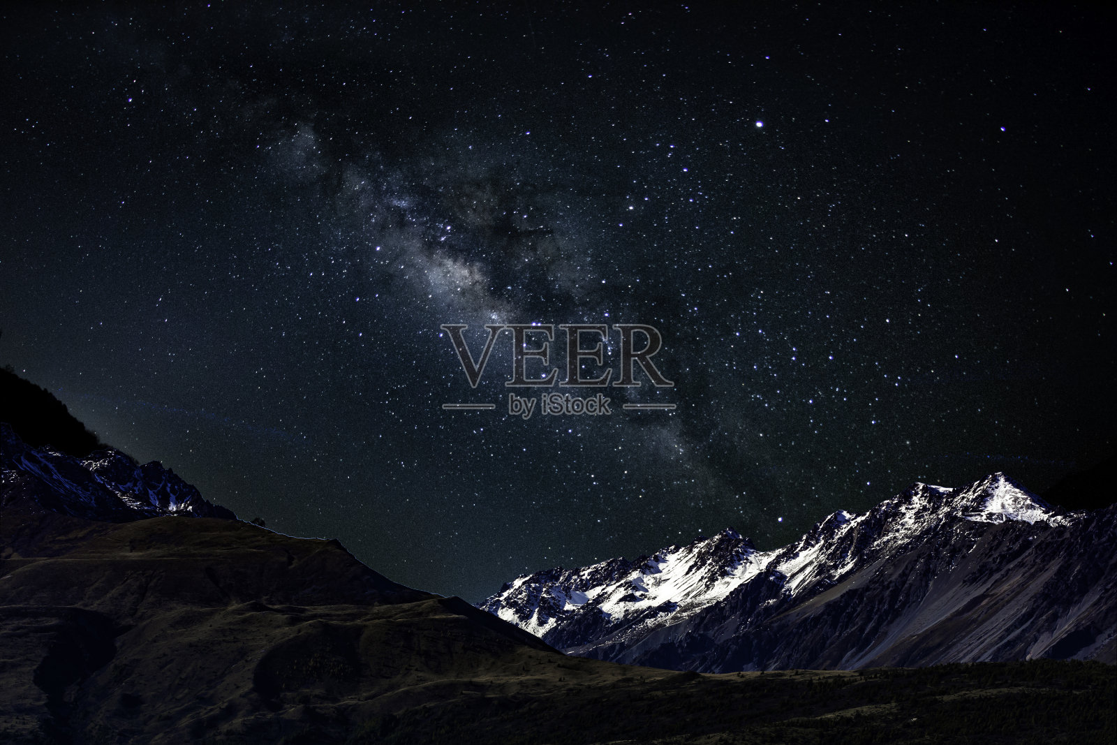 背景夜空与星星和银河越过雪山在南岛新西兰照片摄影图片