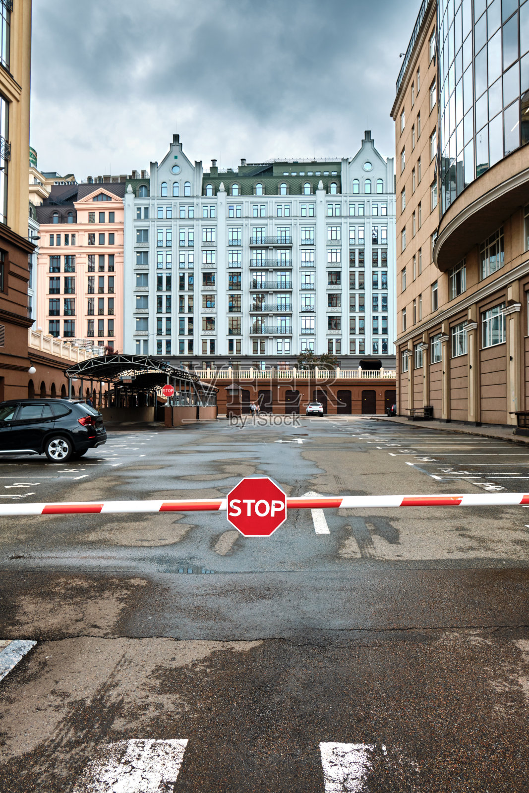 有停车标志的障碍物。基辅,乌克兰。照片摄影图片