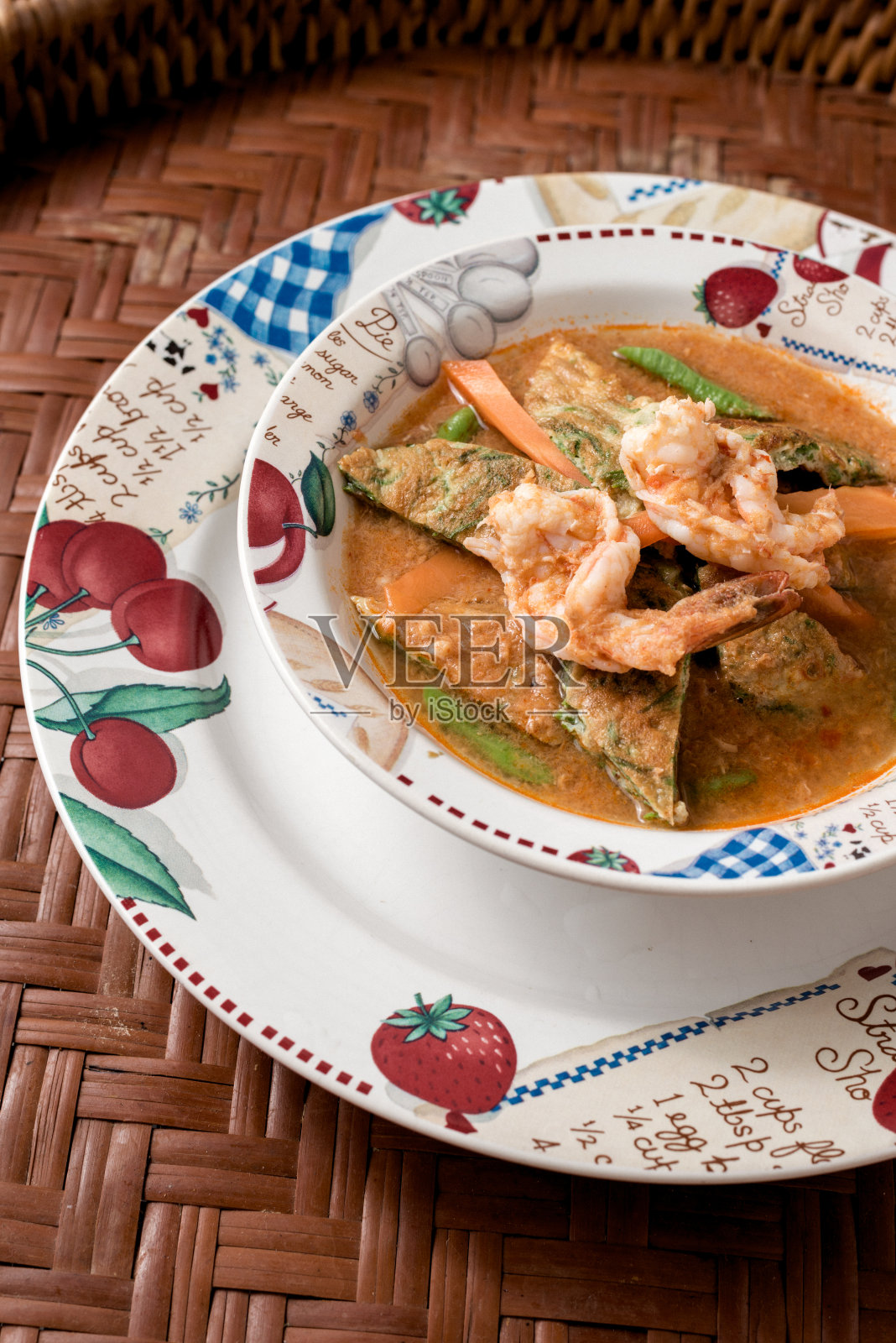 泰国流行的食物。酸咖喱放在篮子里的锅里。照片摄影图片