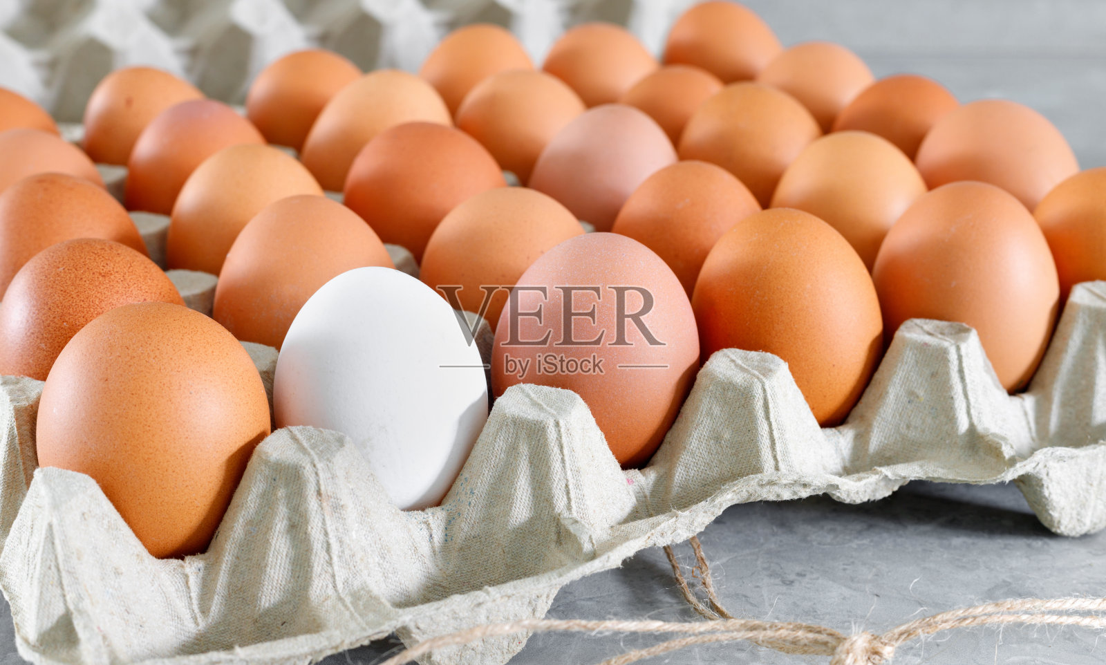 一套新鲜的，生的，白色和棕色的鸡蛋在纸包装照片摄影图片