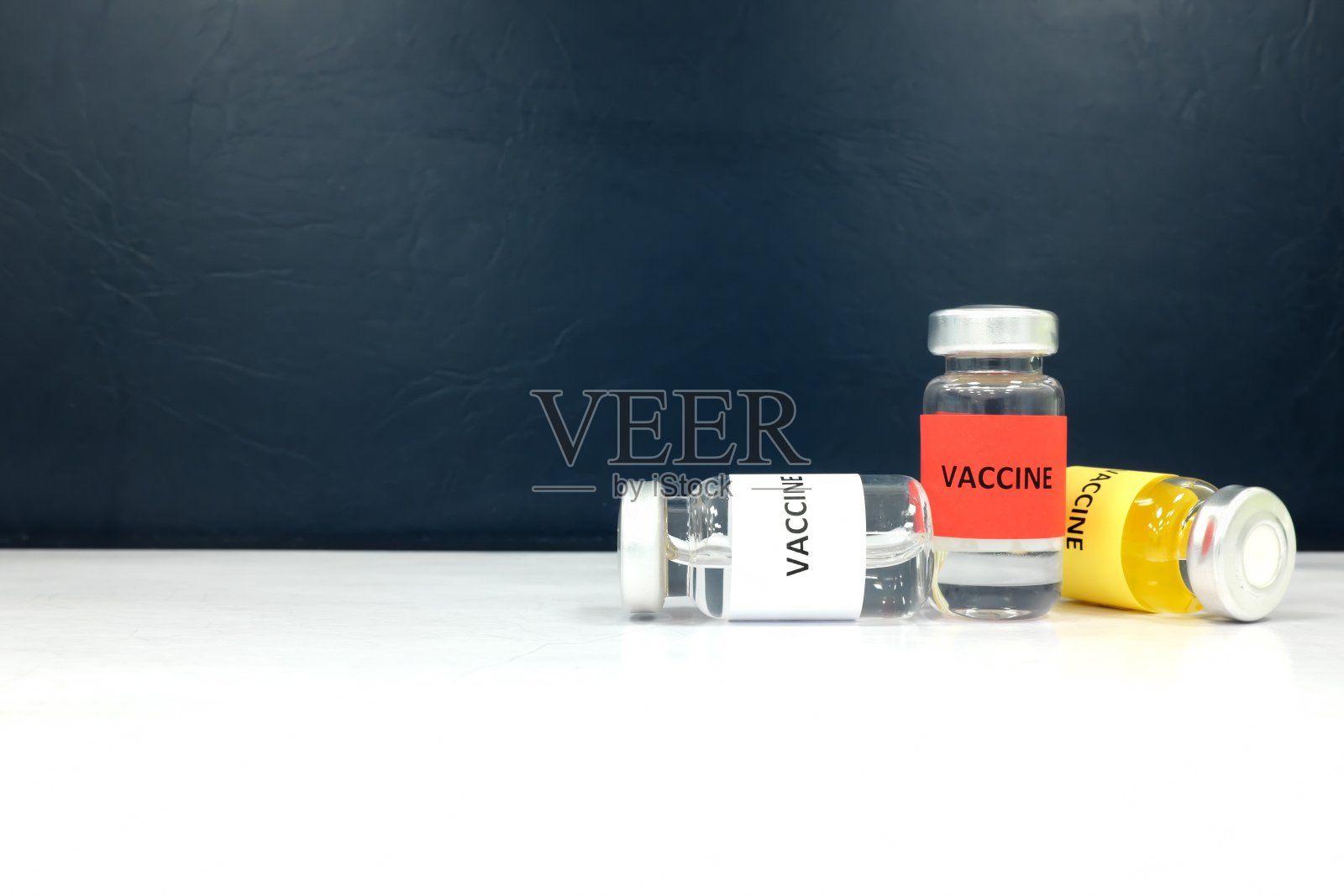 多色疫苗瓶2019冠状病毒疫苗概念。照片摄影图片