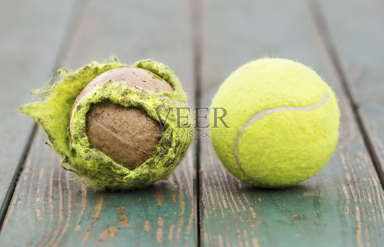 旧的，用过的，脏的和新的网球照片摄影图片