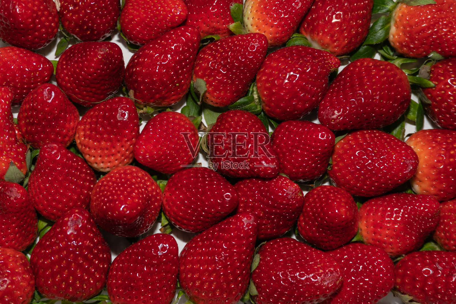 绿叶草莓的背景照片摄影图片