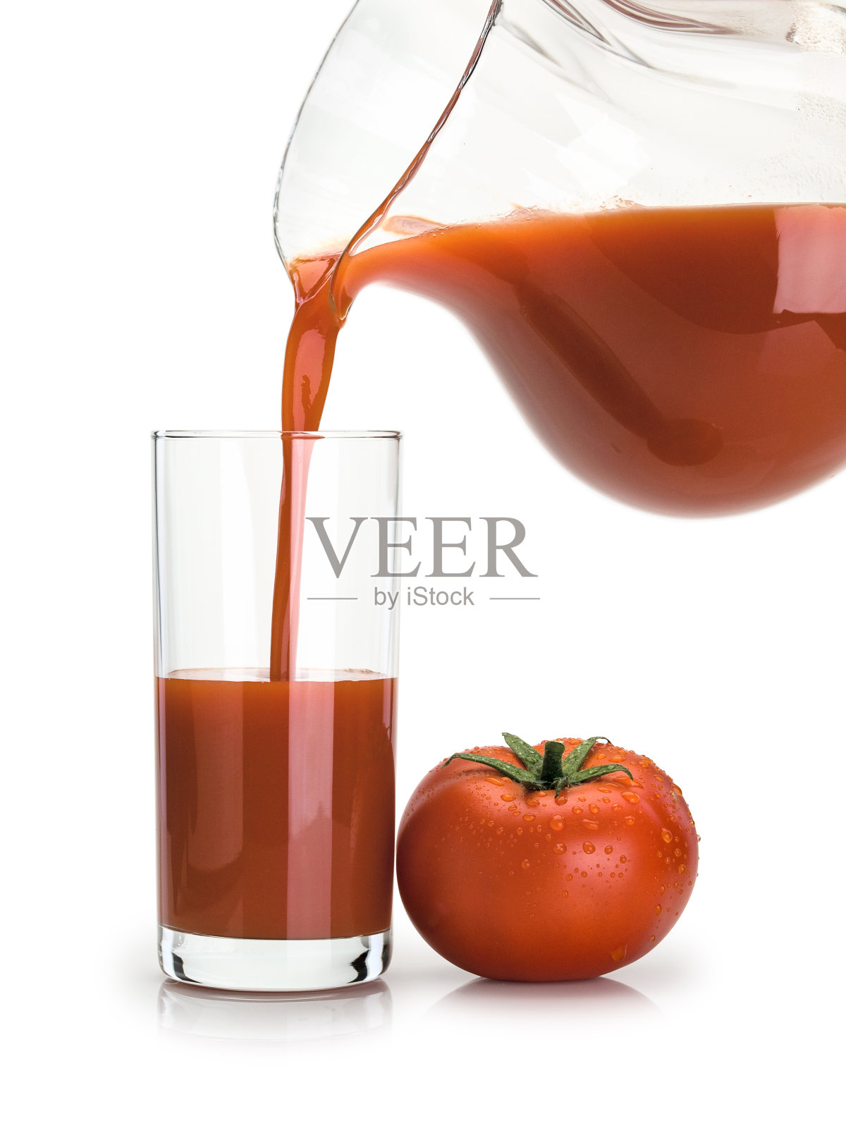 用番茄汁填满高脚杯照片摄影图片