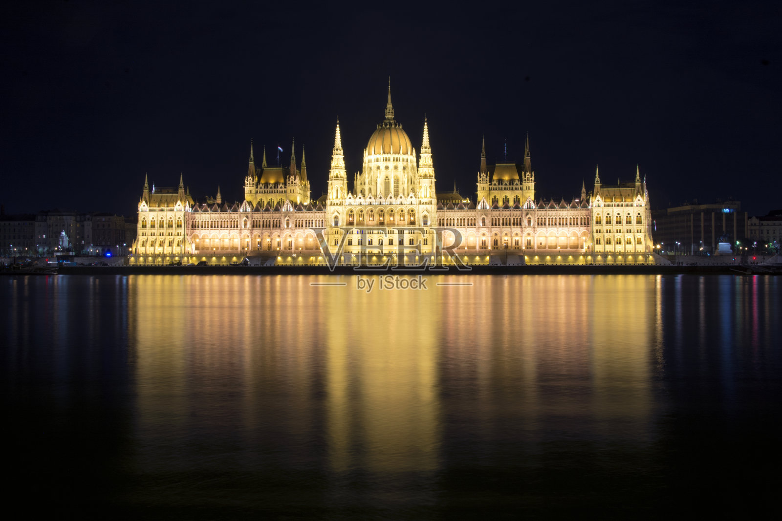 匈牙利议会大厦和多瑙河的夜晚在布达佩斯市。一个新哥特式建筑的样本，布达佩斯的旅游景点照片摄影图片