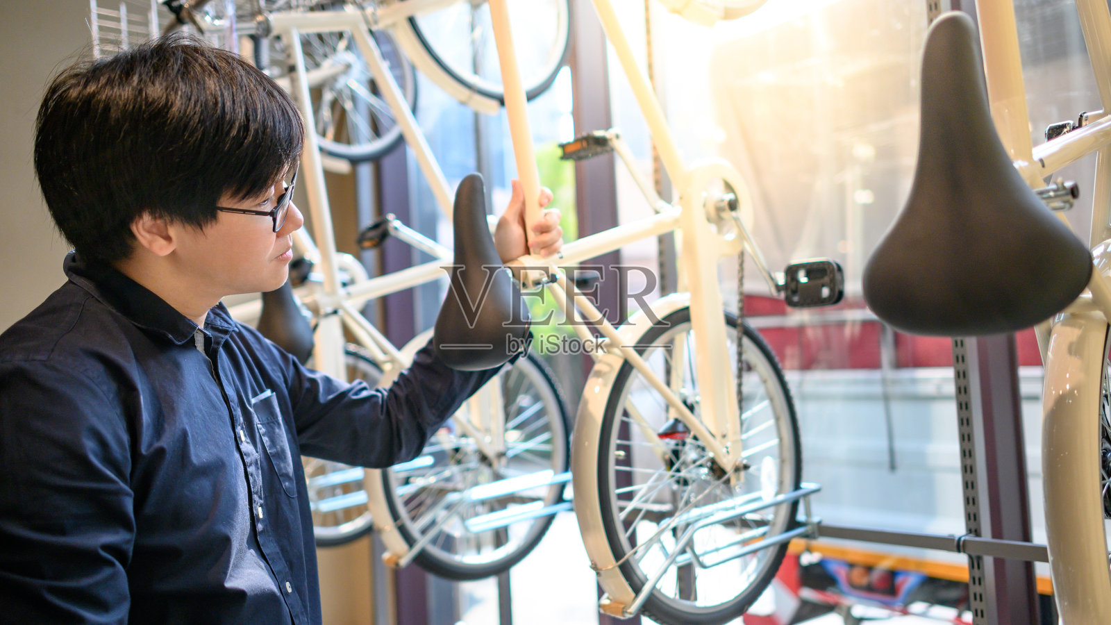 亚洲男子在自行车商店购买自行车照片摄影图片