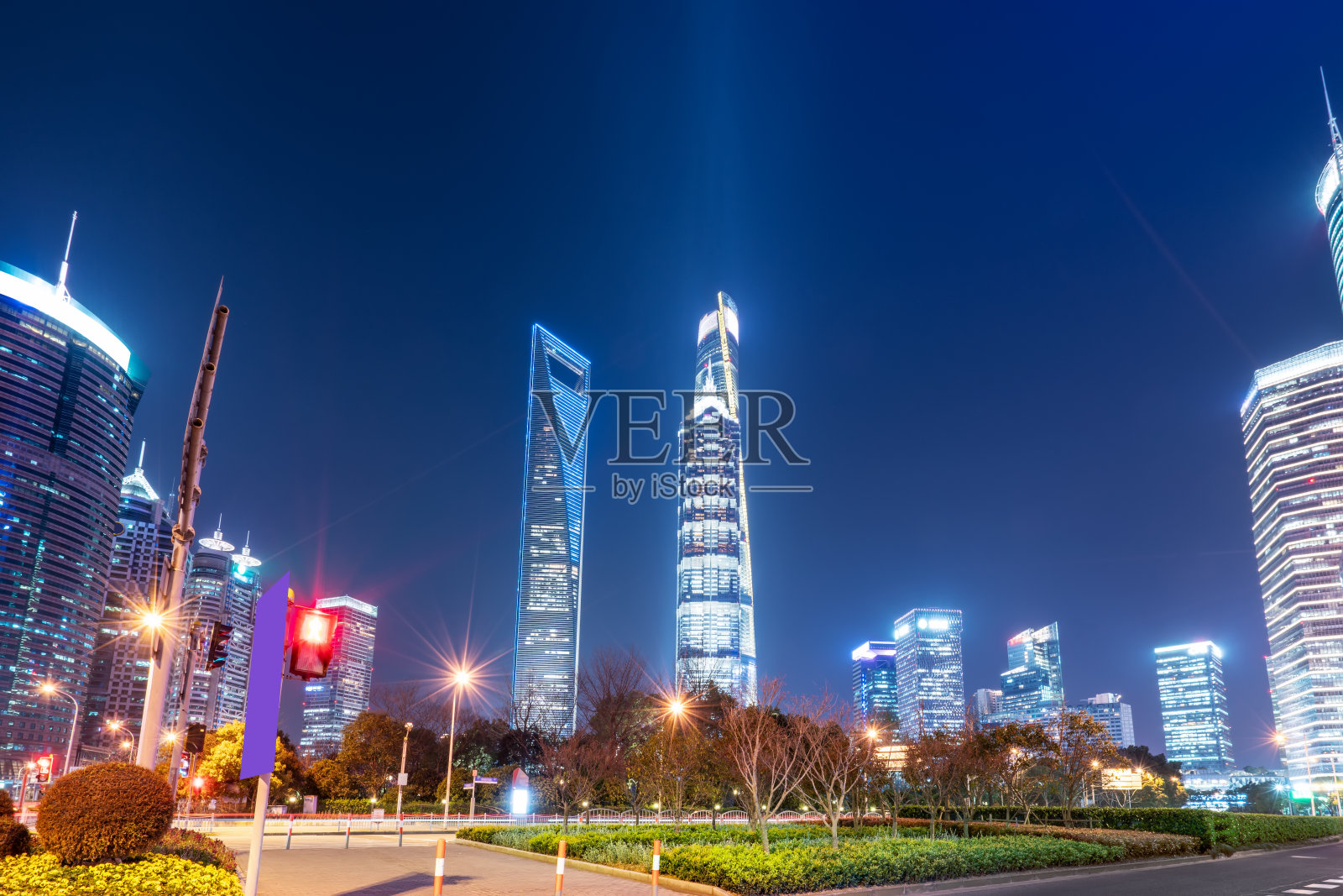 上海的摩天大楼和街道照明照片摄影图片