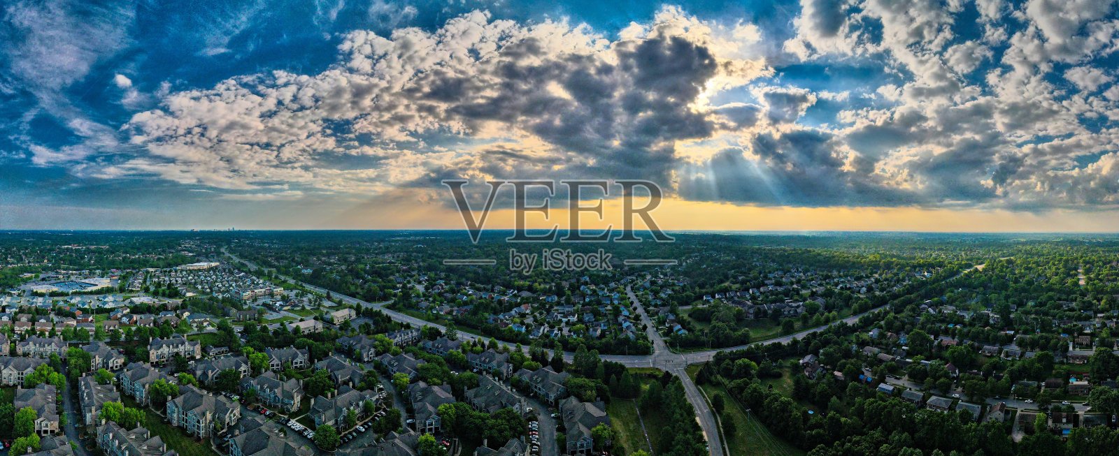 在中西部城市莱克星顿，肯塔基州的社区上空戏剧性的日出鸟瞰图照片摄影图片