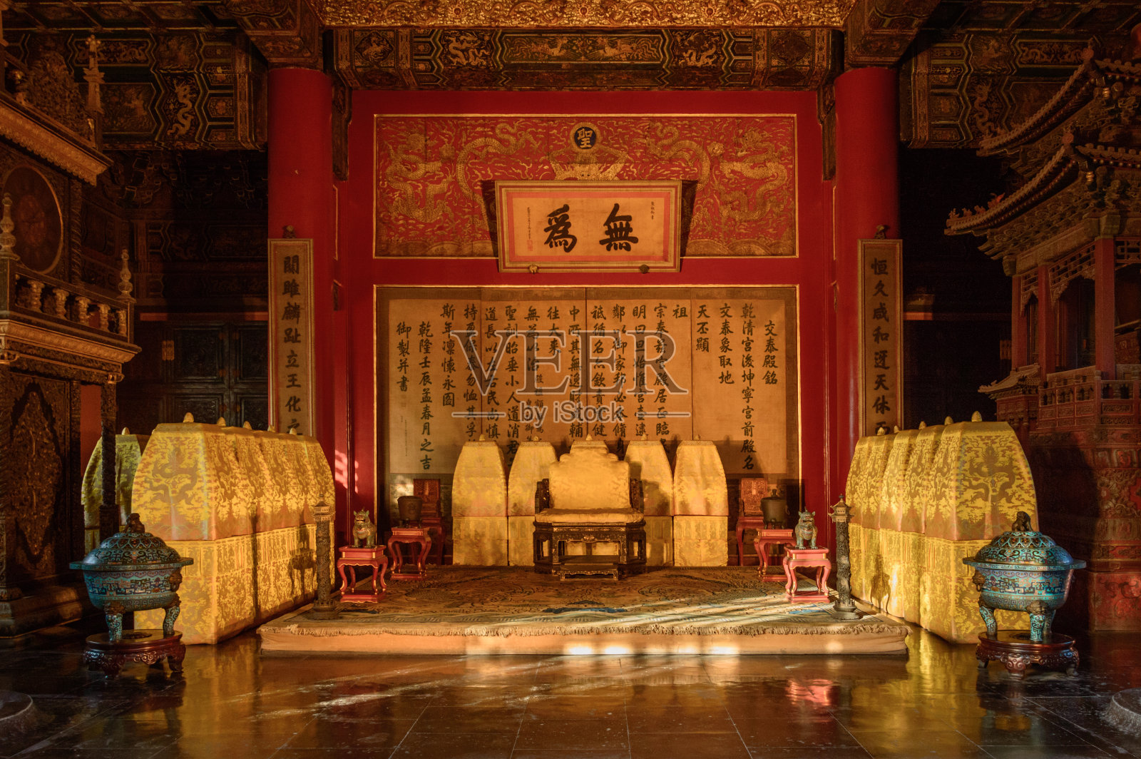 紫禁城中富丽堂皇的皇帝宝座。照片摄影图片