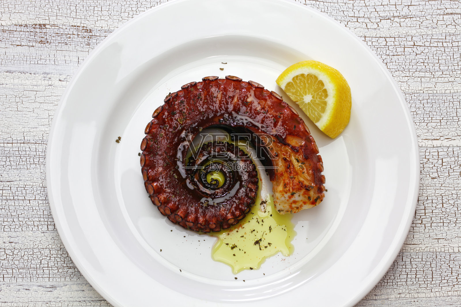 烤章鱼配柠檬和橄榄油，地中海美食照片摄影图片