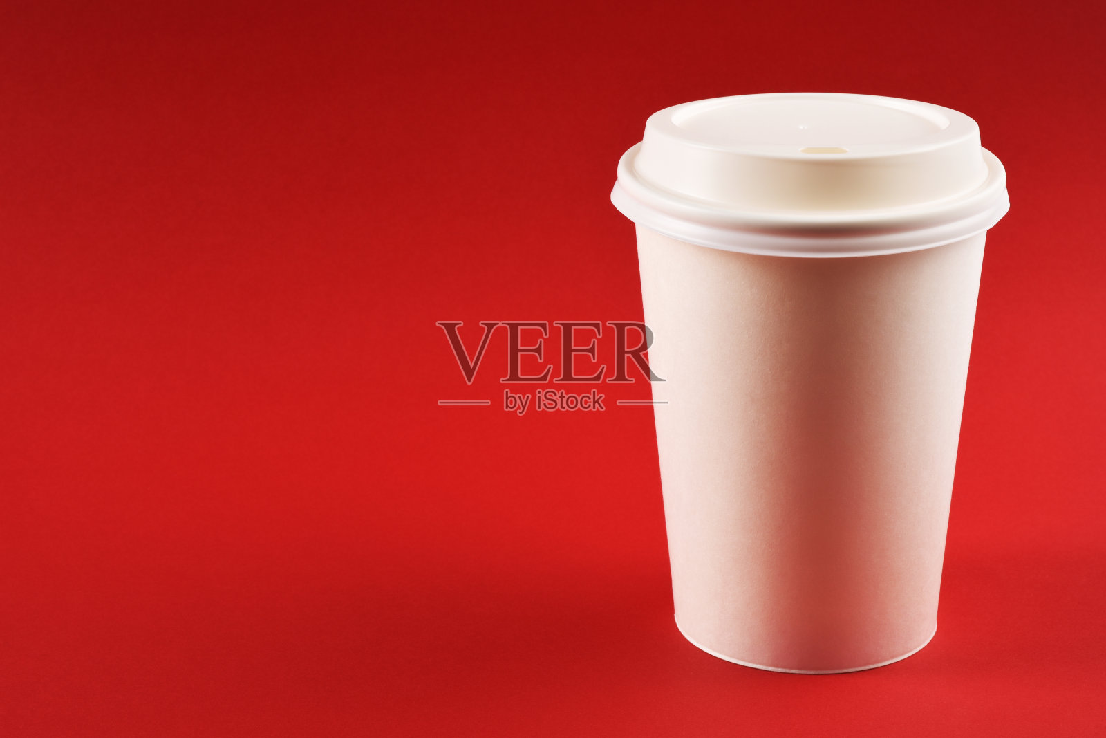 红色背景上的咖啡纸杯照片摄影图片