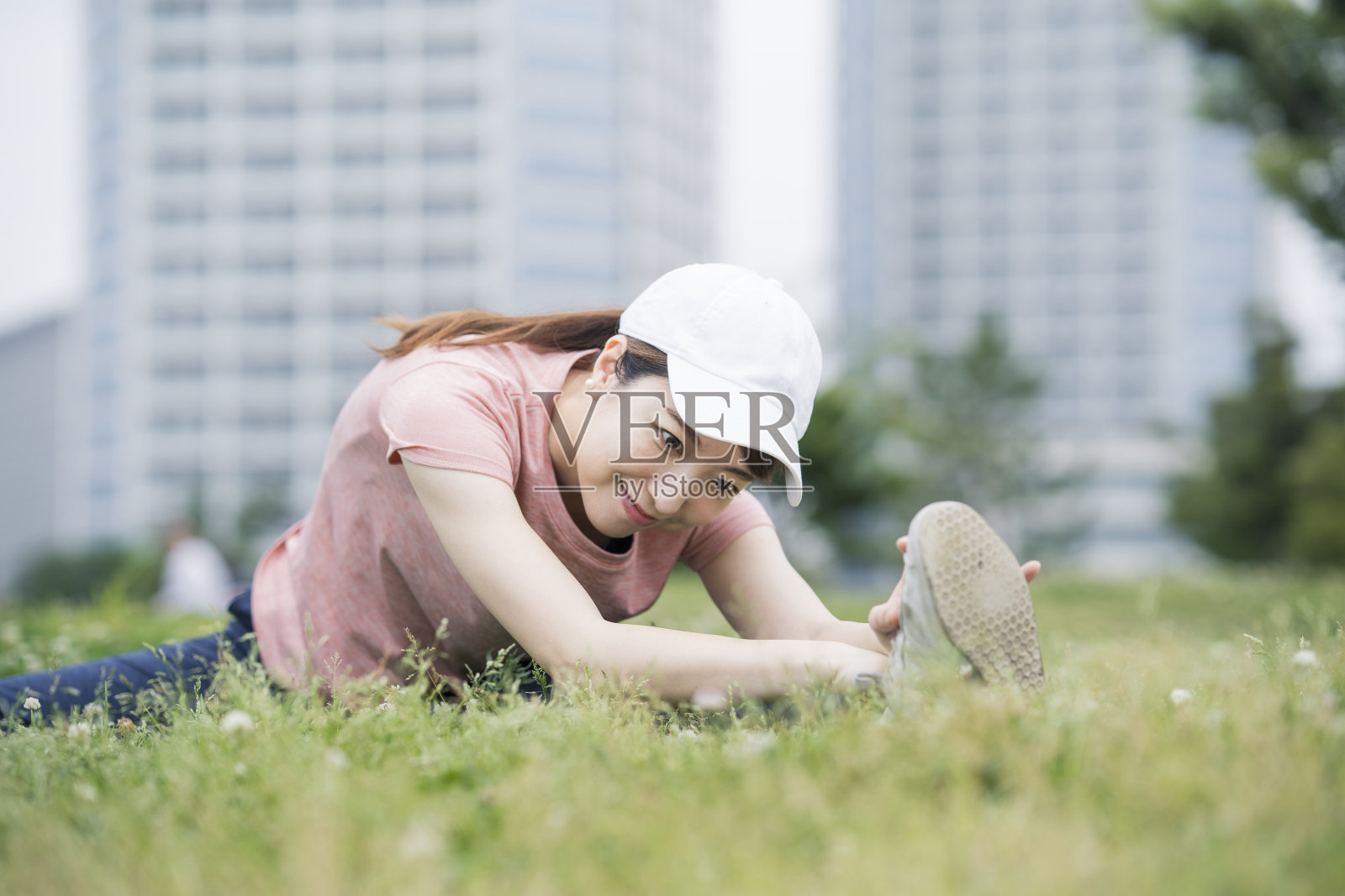 亚洲年轻女子在公园锻炼照片摄影图片