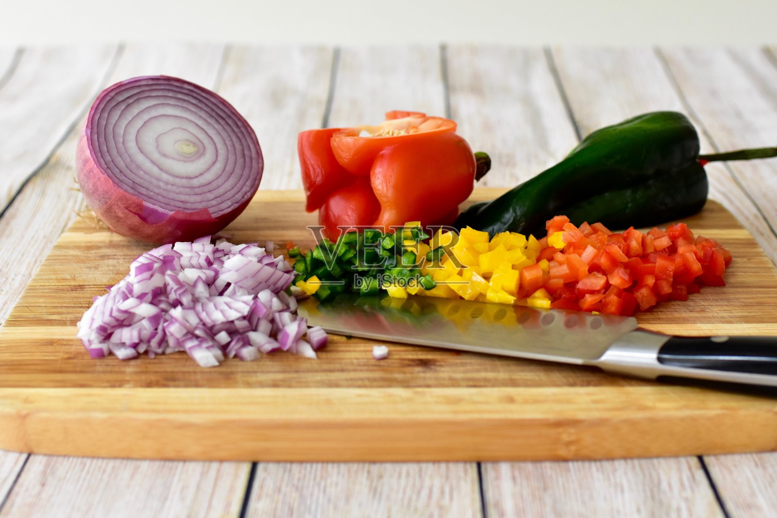 木制的切菜板配上新鲜的有机蔬菜，用来切菜和切丁，做出美味的家常菜照片摄影图片