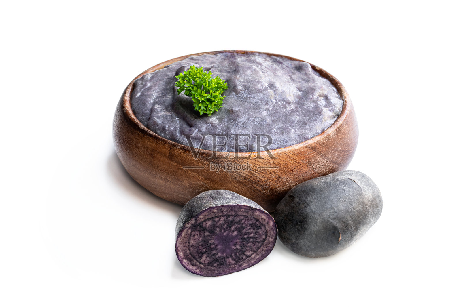 紫色土豆泥在木碗上孤立白色照片摄影图片