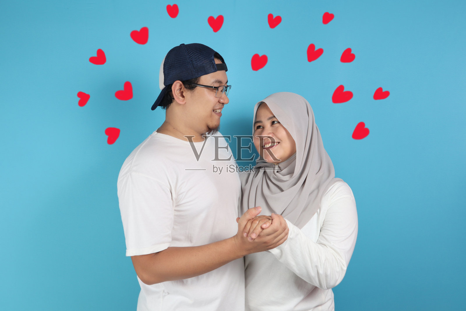 快乐的亚洲穆斯林夫妇照片摄影图片