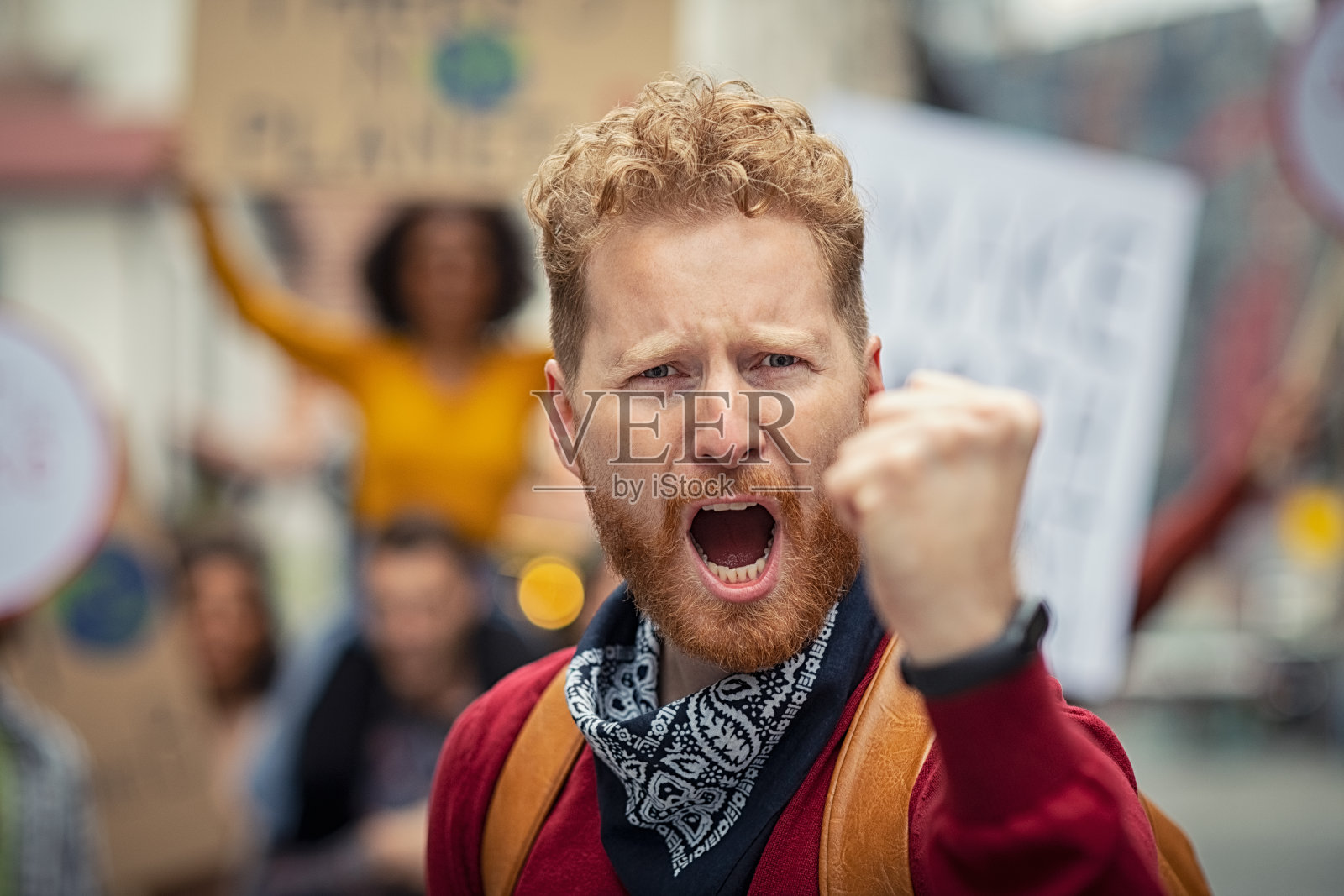 一名男子在抗议游行中大喊大叫照片摄影图片