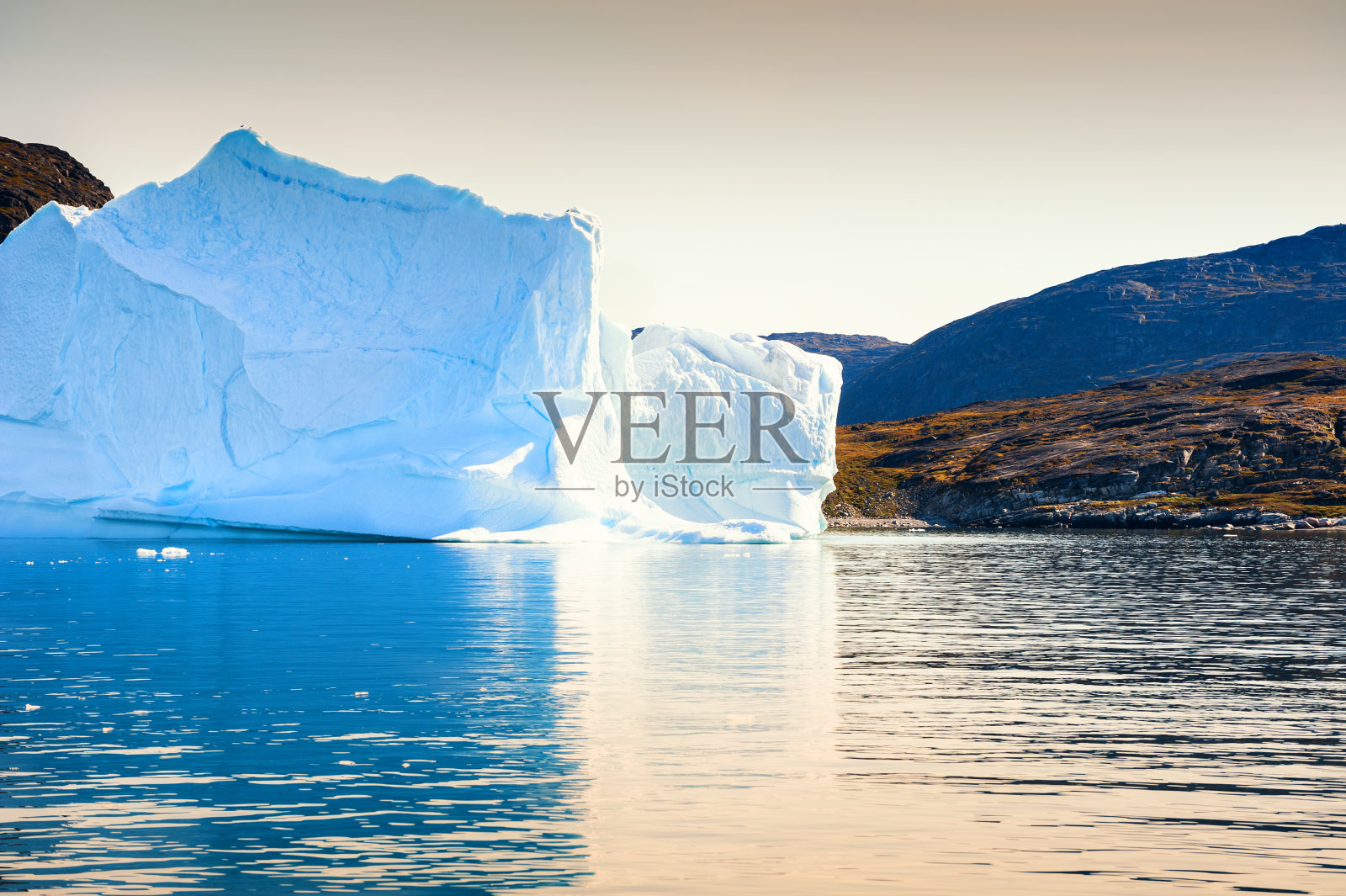 格陵兰岛伊卢利萨特冰湾的巨大蓝色冰山照片摄影图片