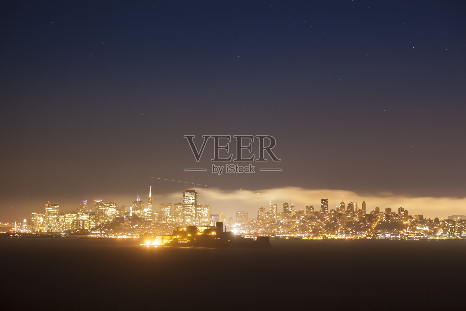 旧金山和恶魔岛夜晚的天际线。照片摄影图片