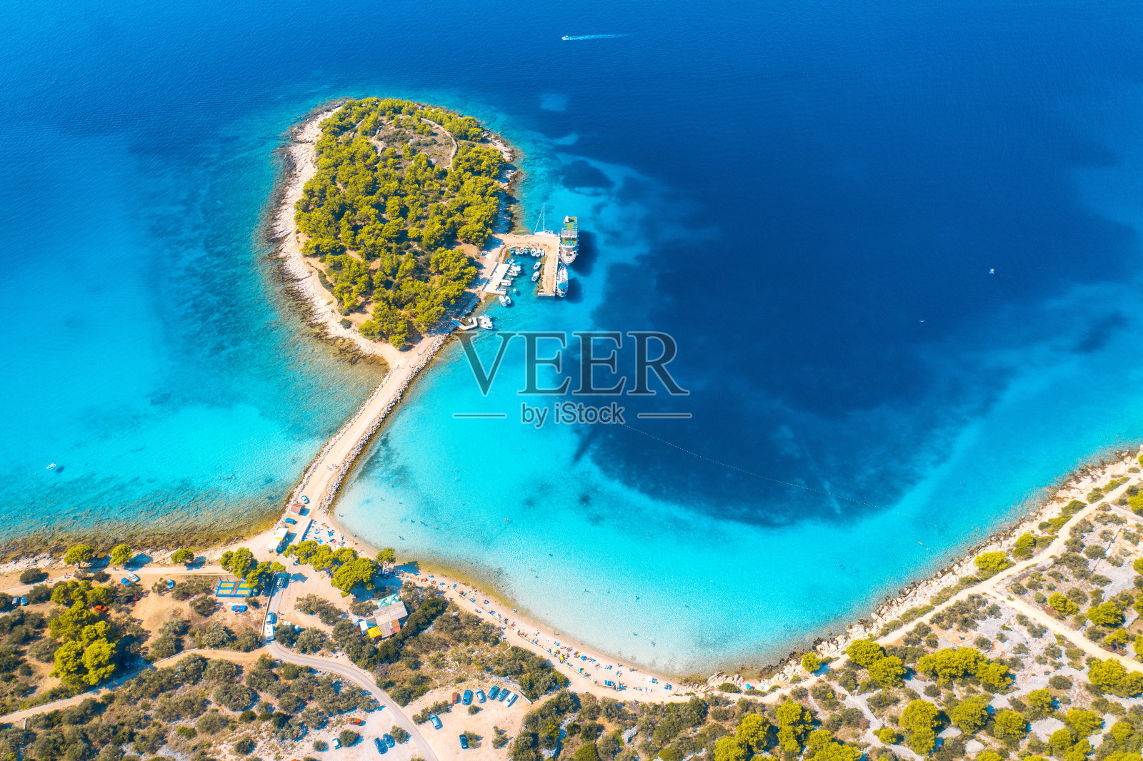 鸟瞰图美丽的小岛在海湾在夏季阳光明媚的一天在穆尔特，克罗地亚。俯视图透明蓝色的水，绿色的树木，山，沙滩，船和游艇。热带景观照片摄影图片