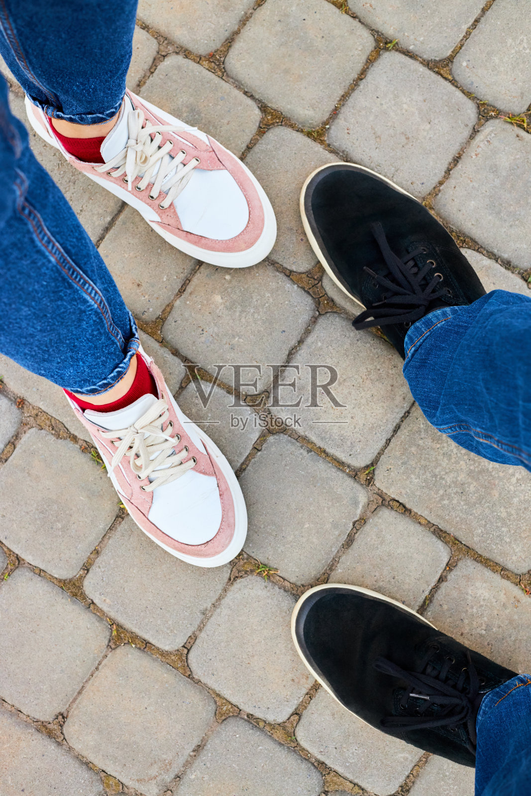 上图为双鞋瓷砖街道背景。erban旅行概念。夏天的概念。运动鞋鞋。休闲服装的生活方式照片摄影图片