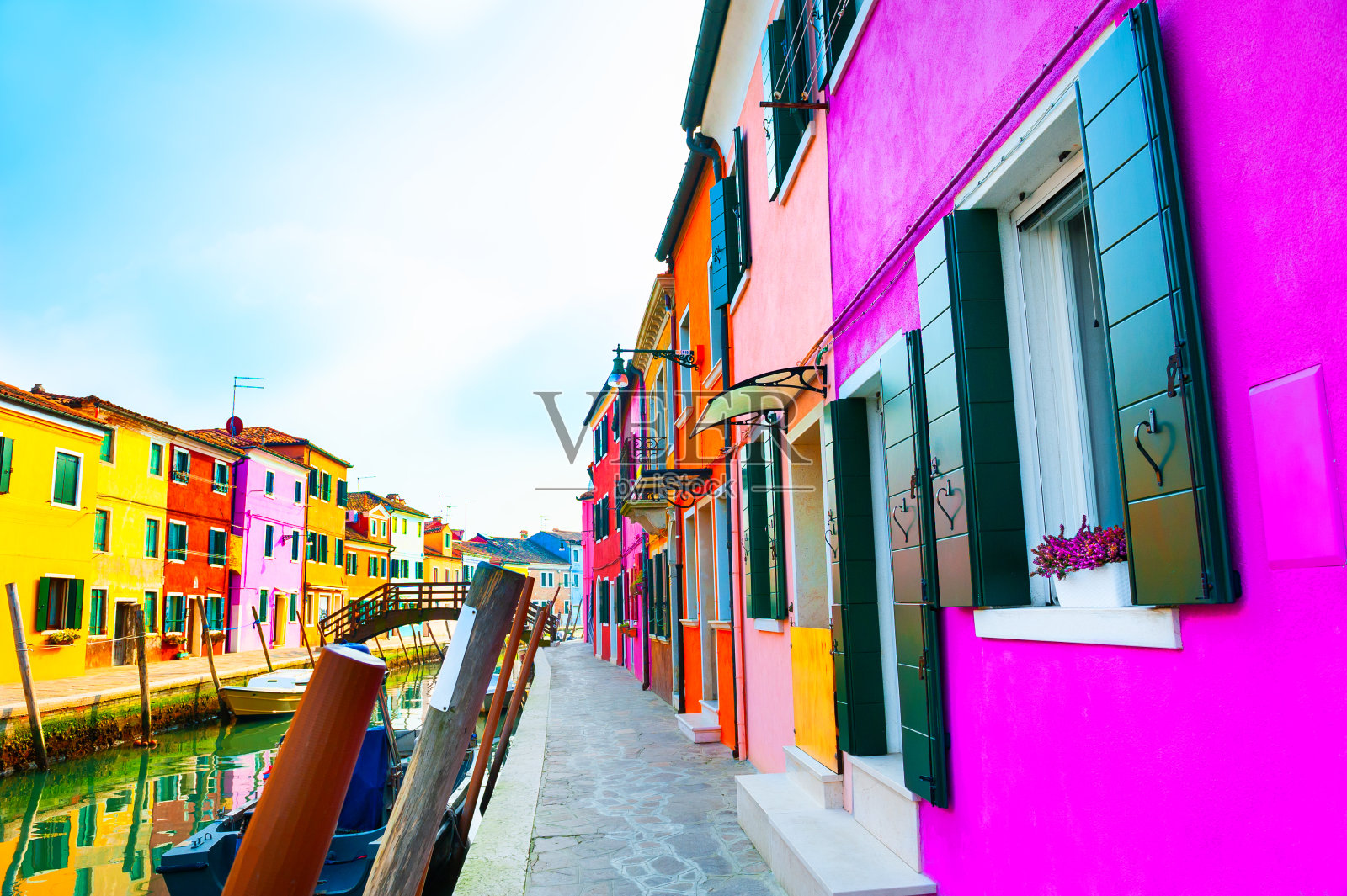 意大利威尼斯布拉诺岛运河上五颜六色的房子。照片摄影图片