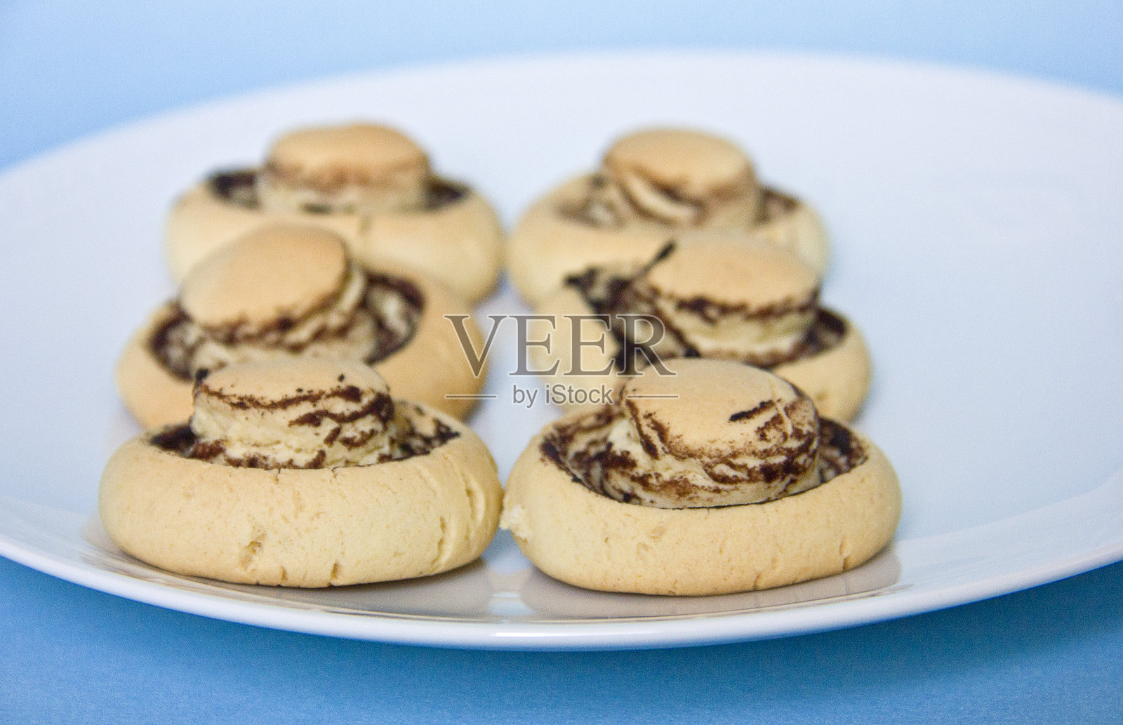 蘑菇形状的黄油巧克力饼干照片摄影图片