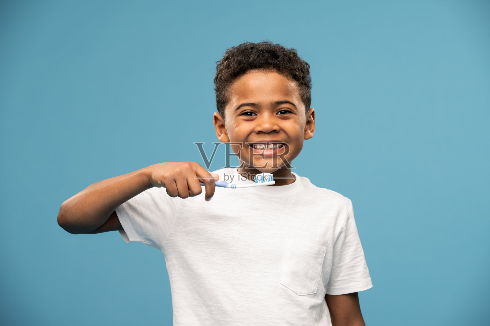 快乐可爱的非洲或混血小男孩拿着牙刷要刷牙照片摄影图片