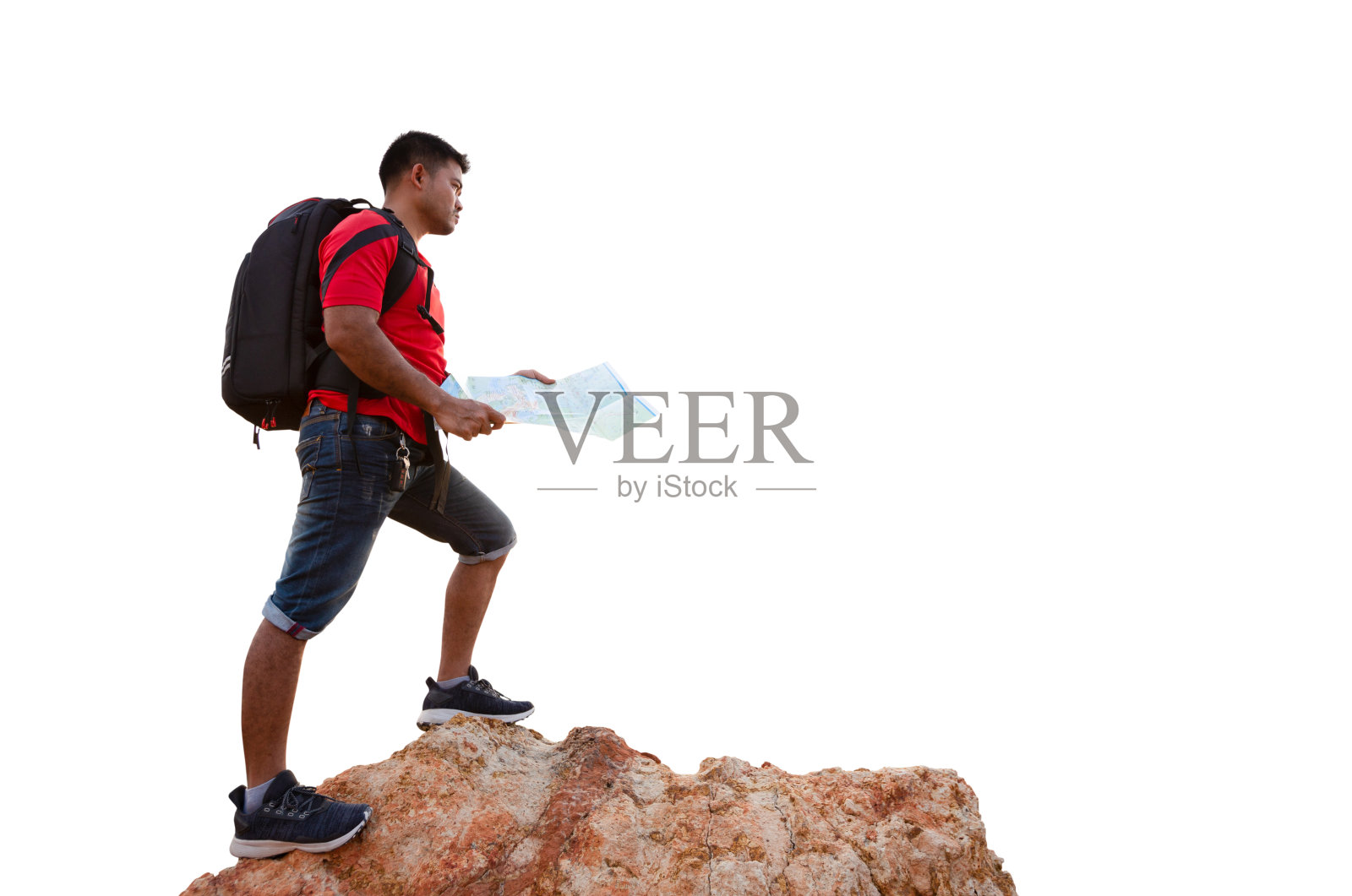 冒险家男子站在岩石山与背包和地图孤立在白色背景与剪切路径照片摄影图片