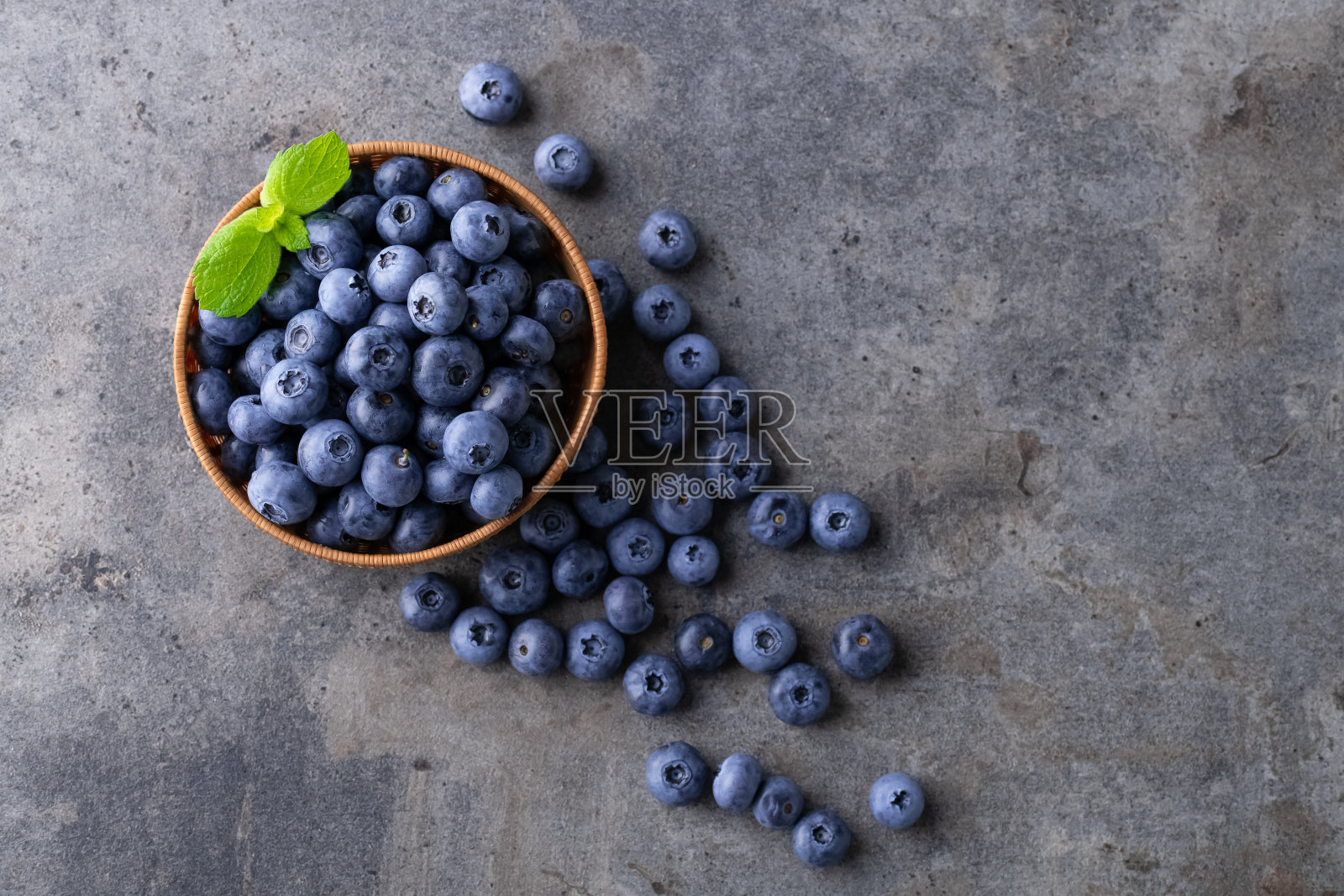 新鲜成熟的蓝莓在篮子里，在黑暗的背景。照片摄影图片