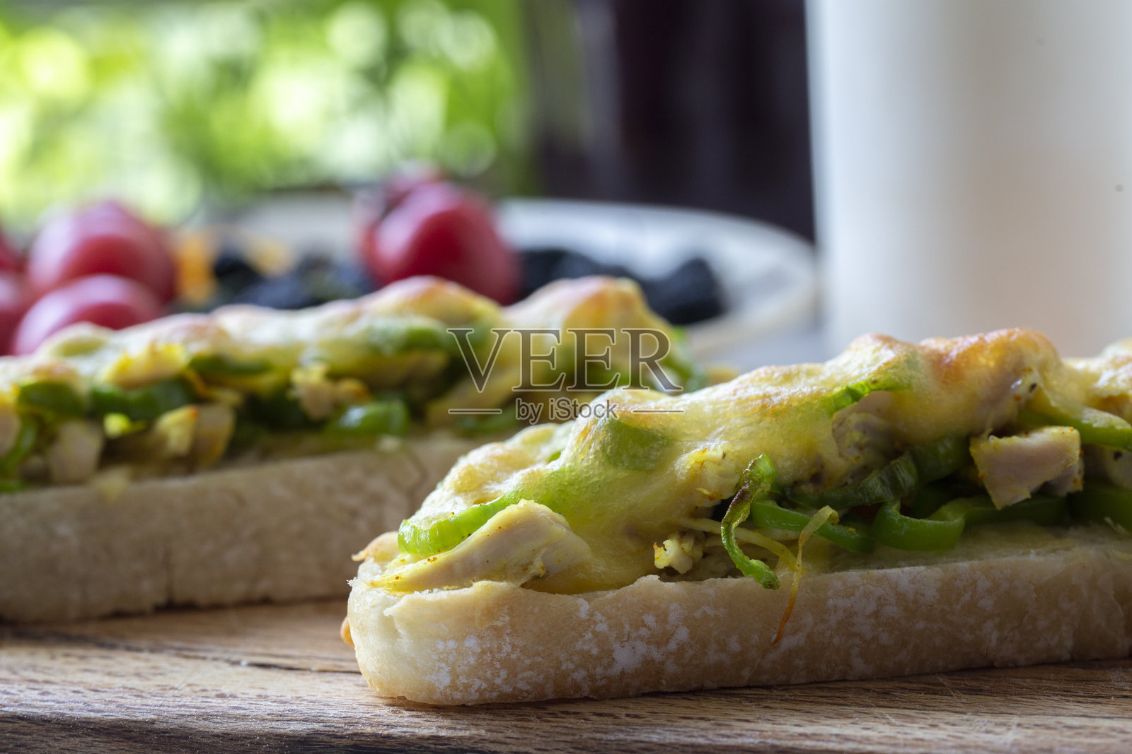自制早餐:美味的烤面包，上面撒上青椒、鸡肉和奶酪照片摄影图片
